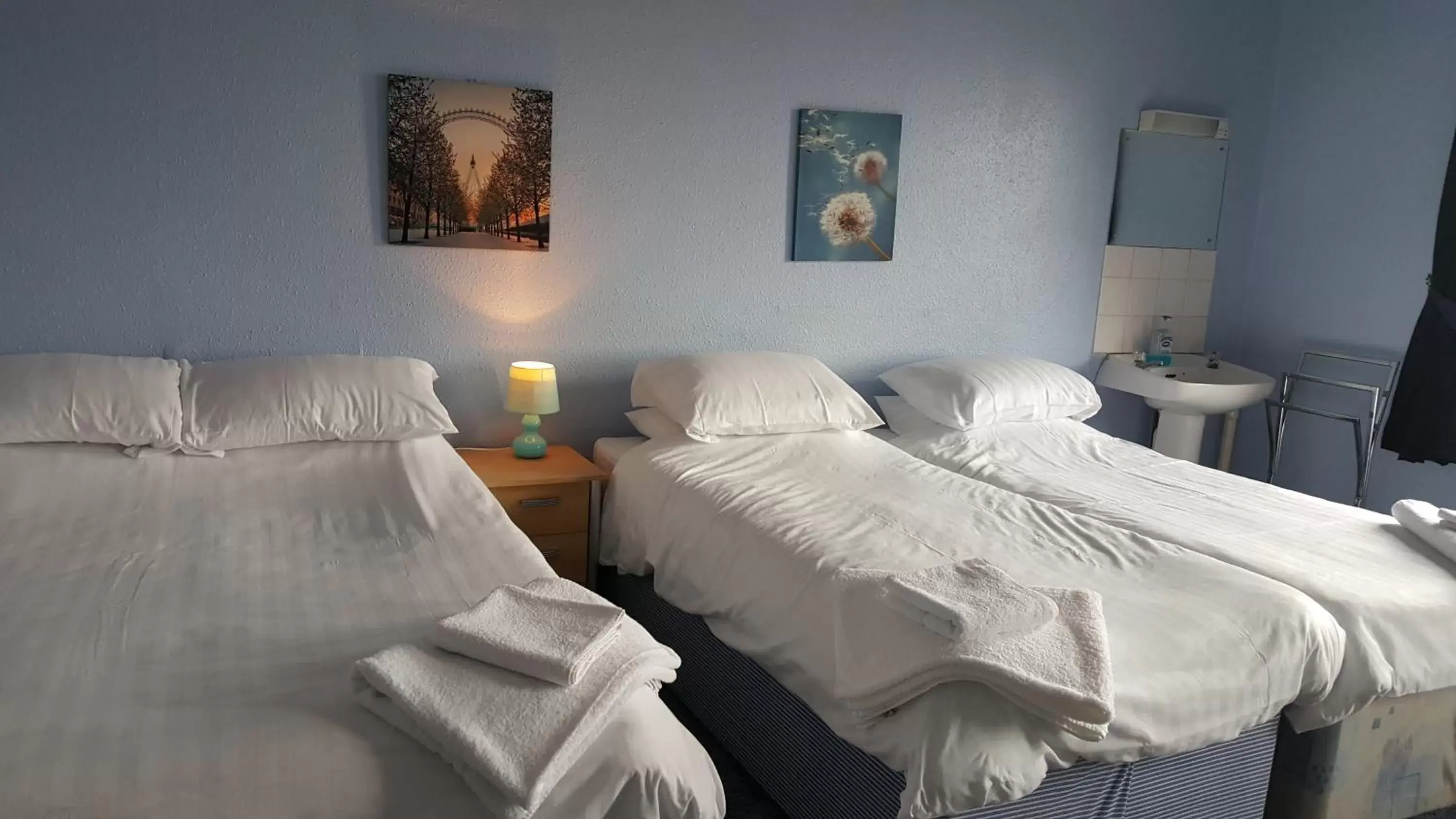 Photo of the whole room, Bed in Station Hotel