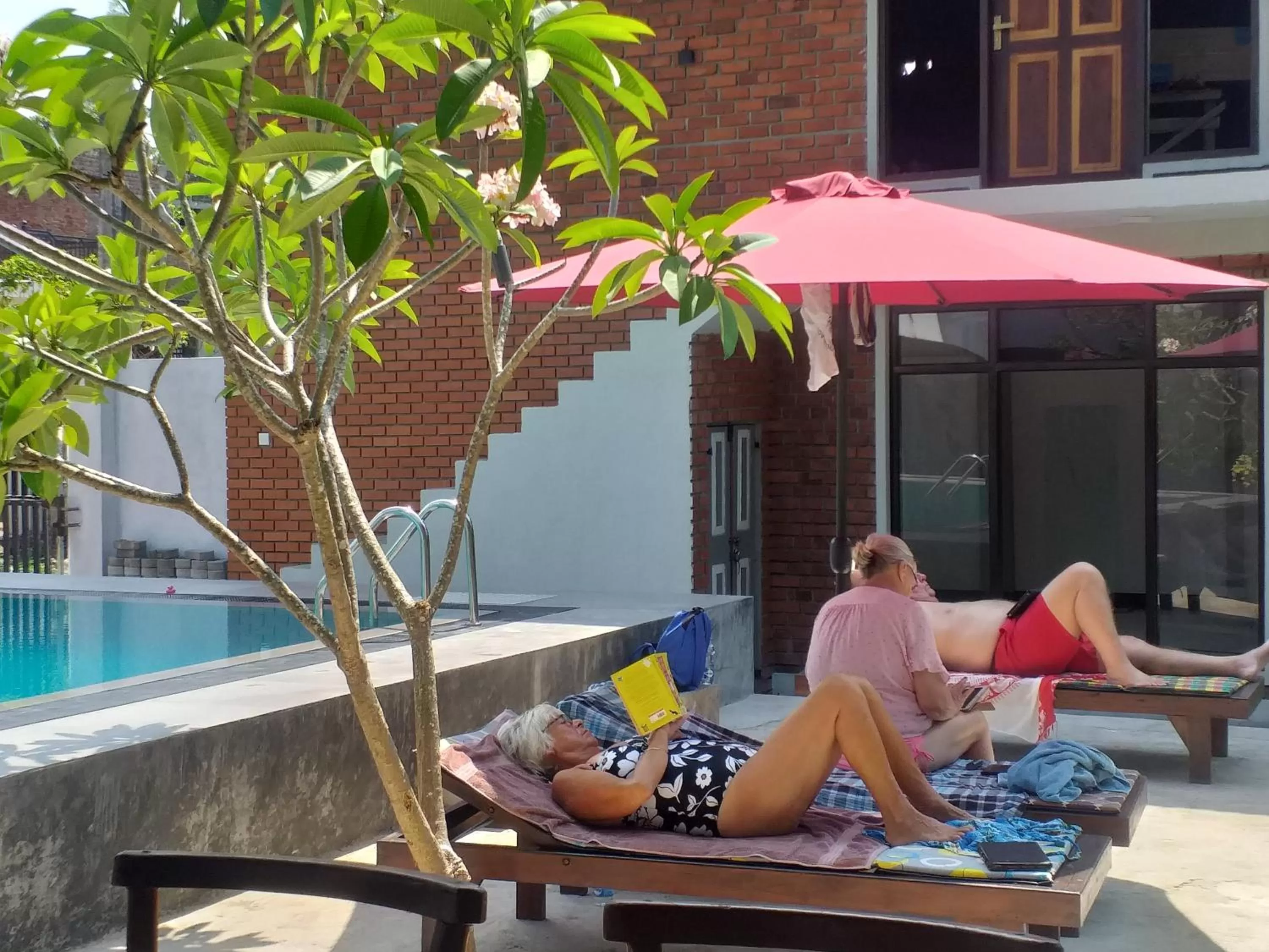 People in Green Wood Villa Negombo