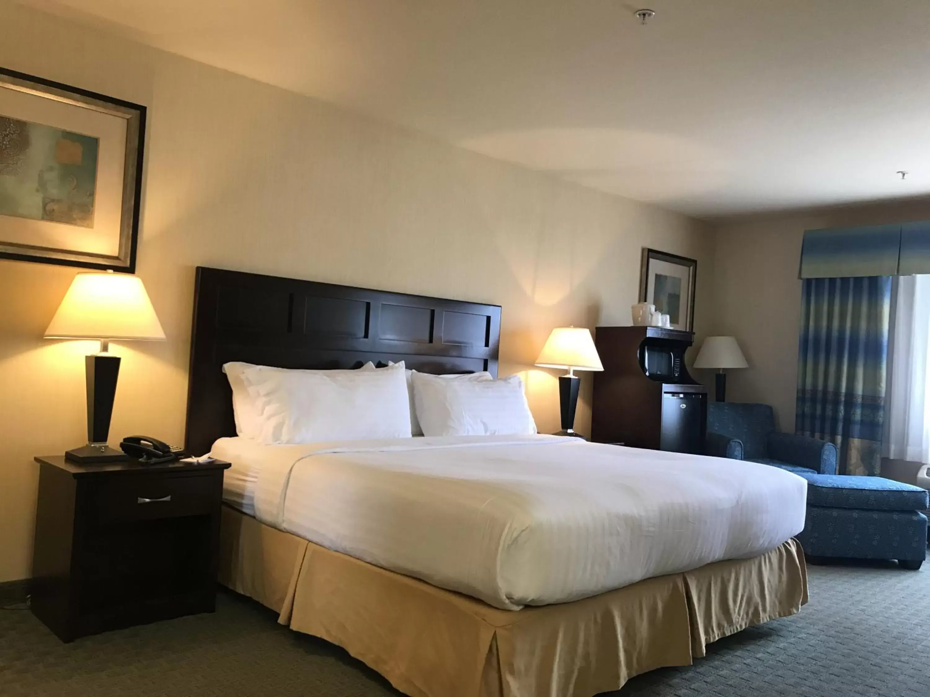 Photo of the whole room, Bed in Holiday Inn Express Fort Bragg, an IHG Hotel