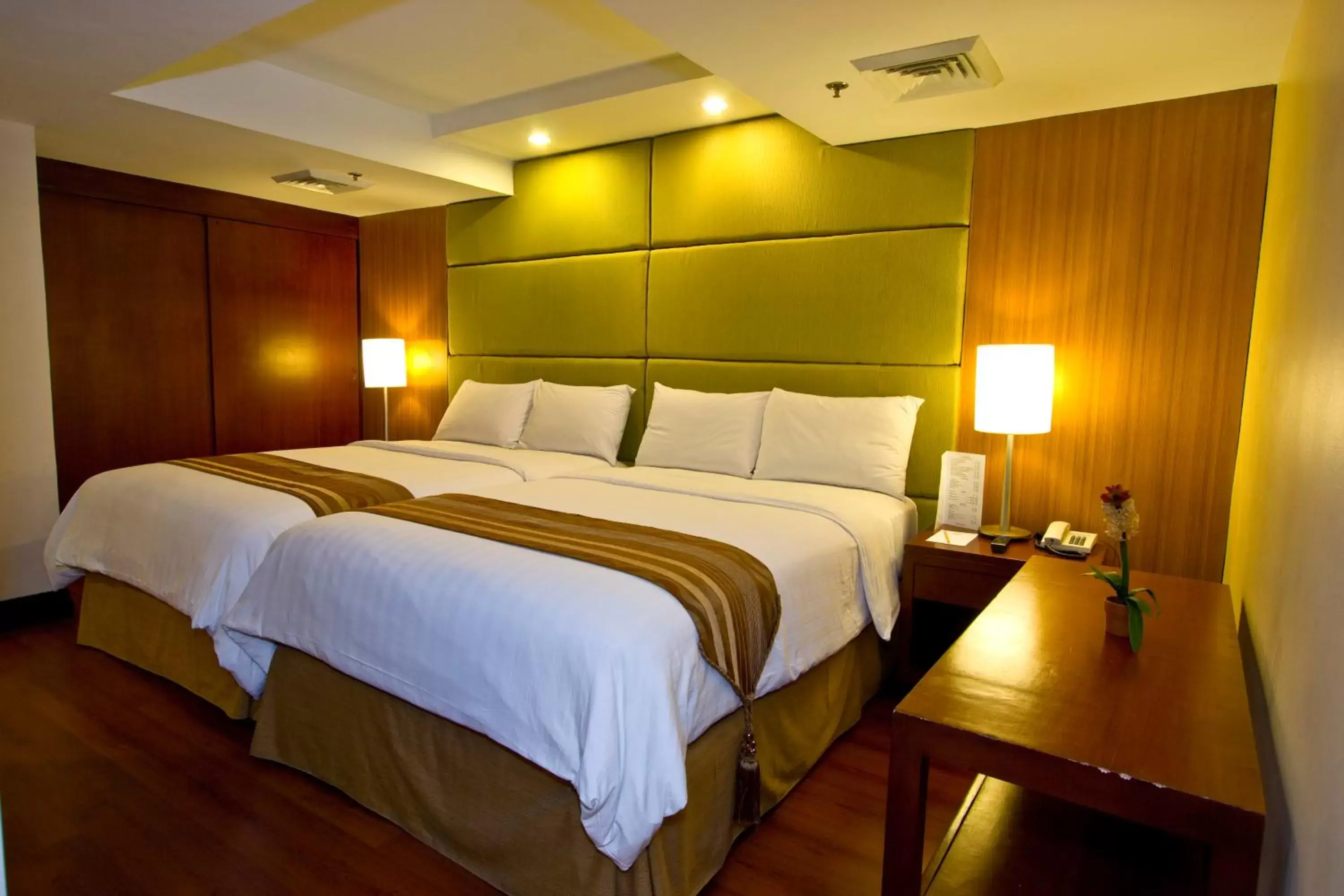 Bedroom, Bed in Crown Regency Hotel & Towers