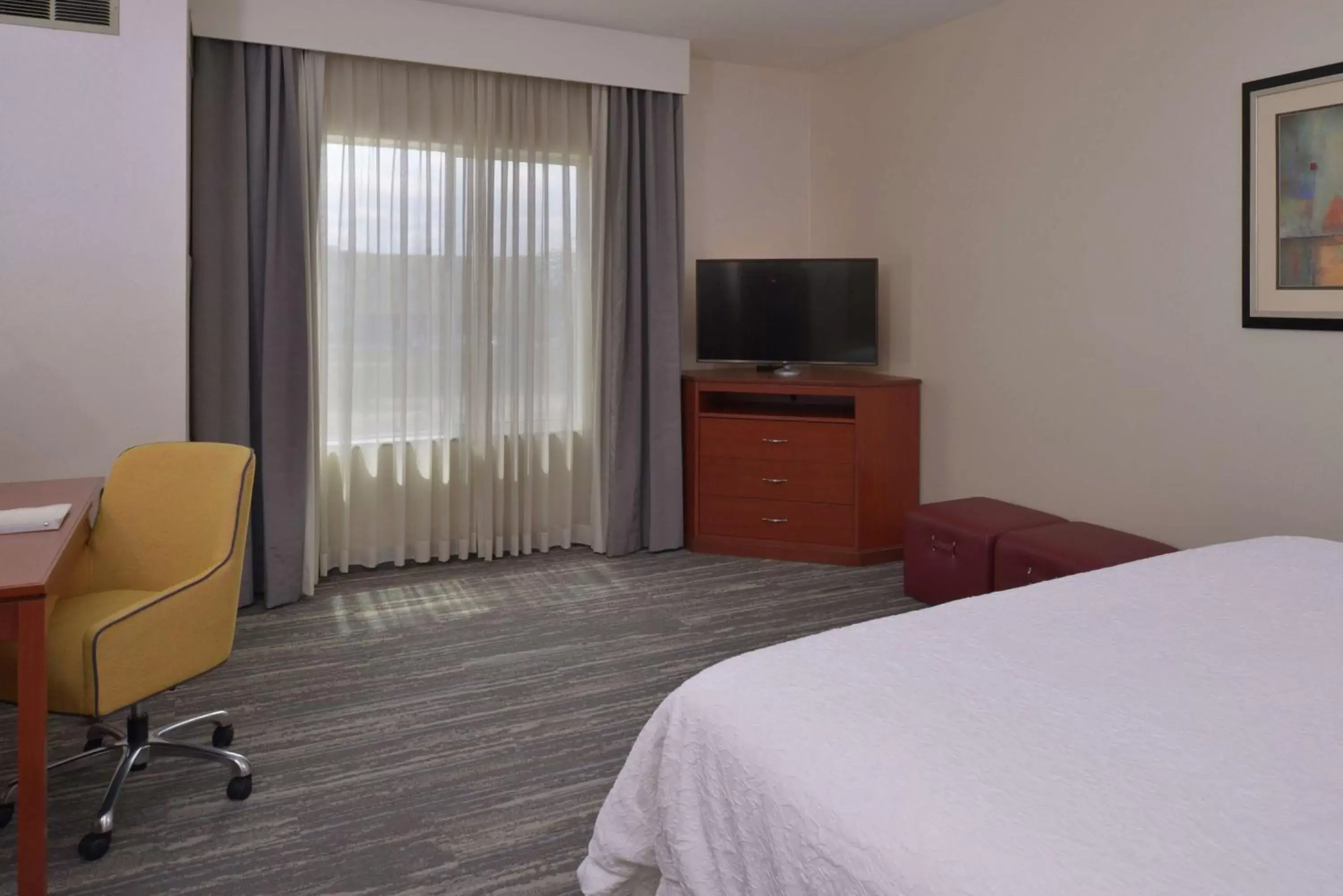 Bedroom, TV/Entertainment Center in Hampton Inn and Suites Bakersfield North-Airport