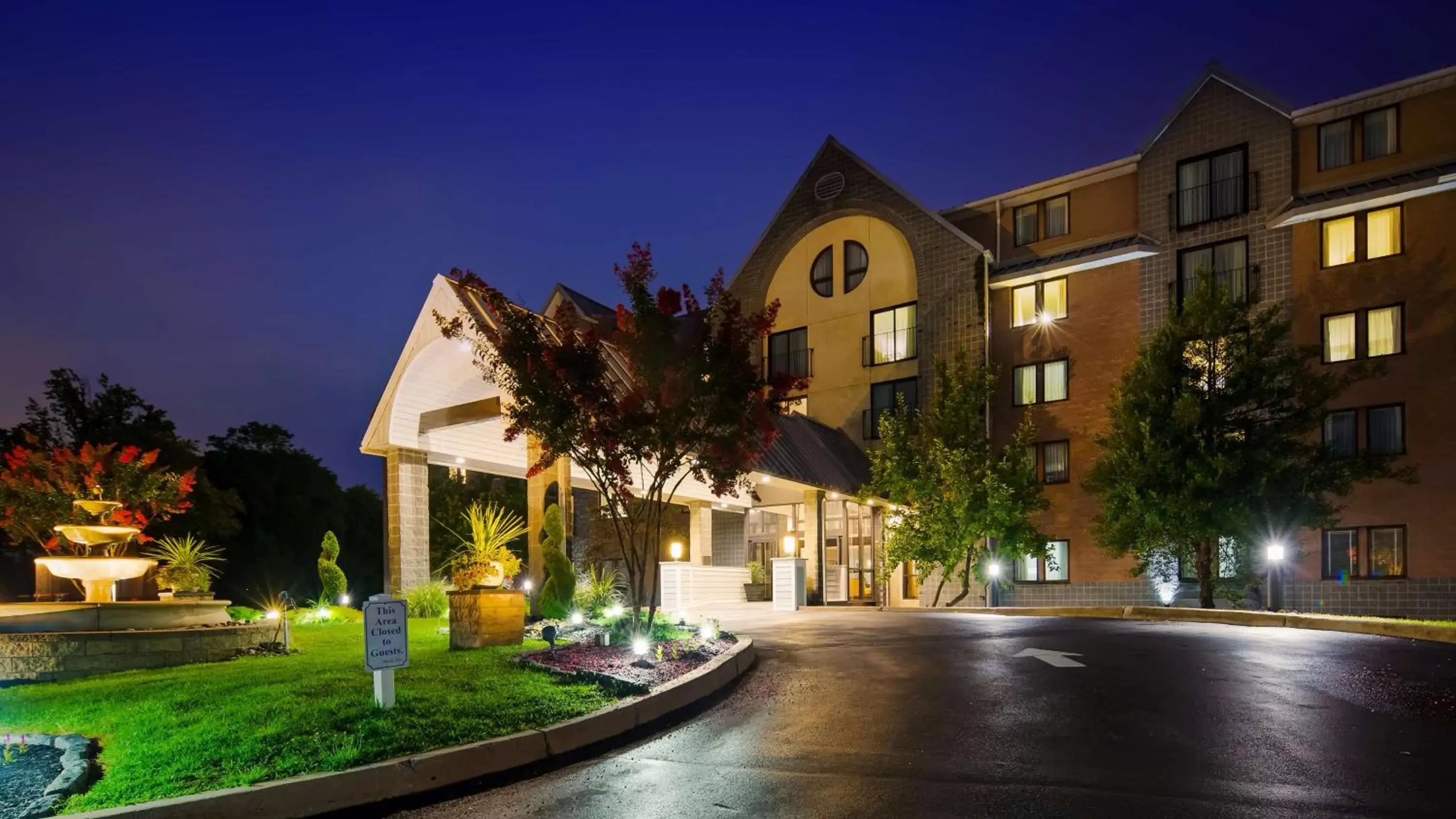 Property Building in Best Western Plus Concordville Hotel