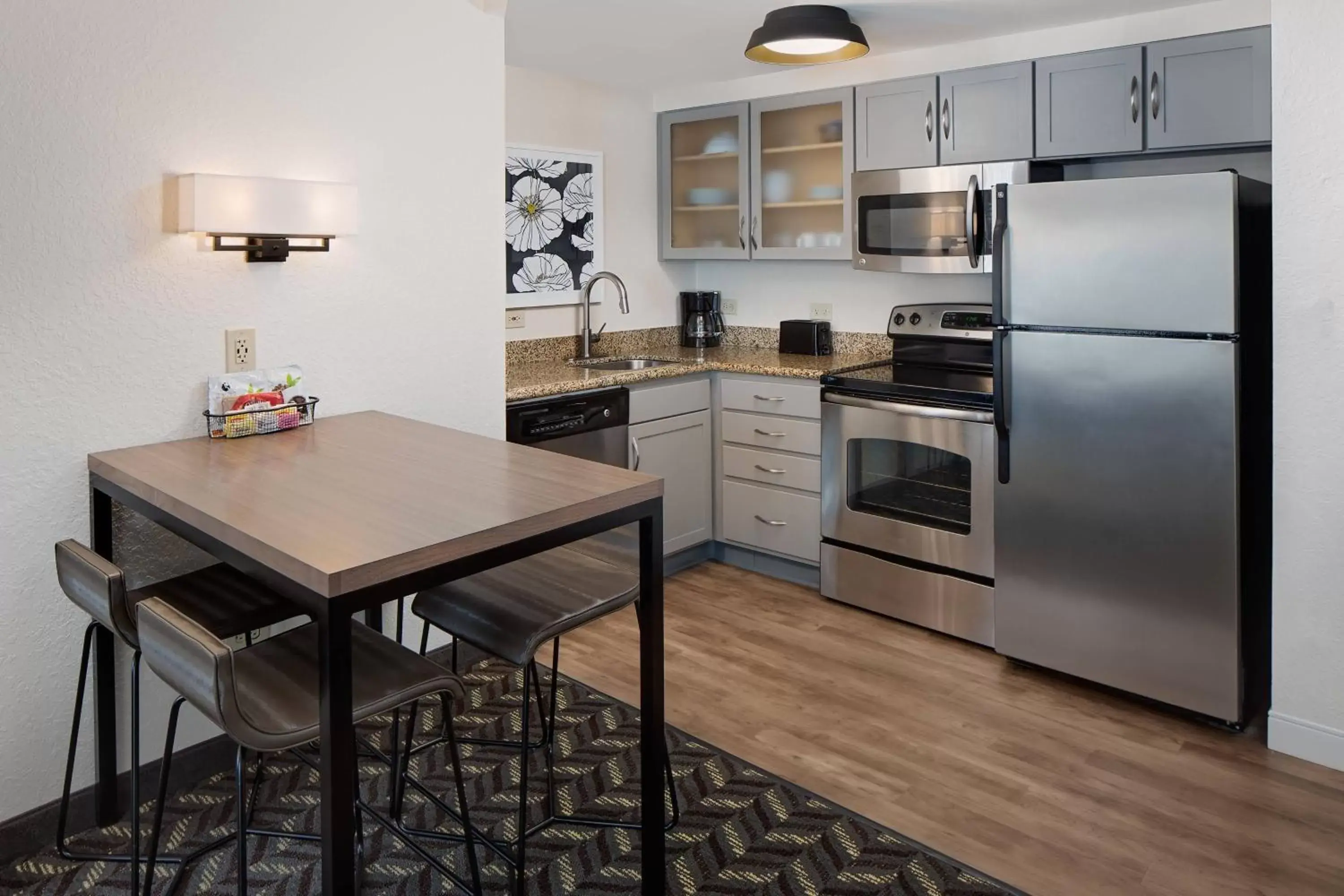 Bedroom, Kitchen/Kitchenette in Residence Inn Boston Dedham