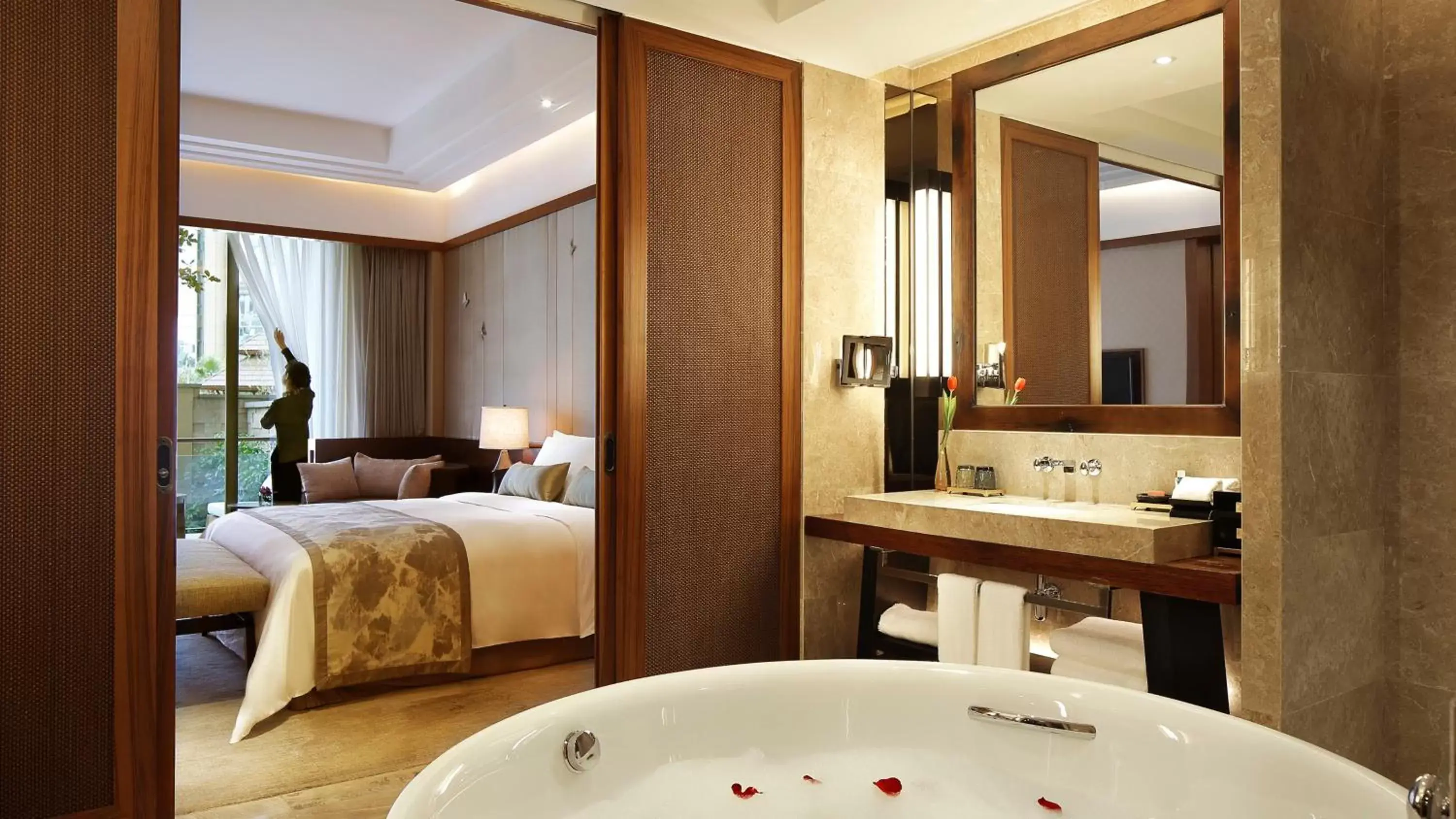 Bedroom, Bathroom in InterContinental Kunming, an IHG Hotel