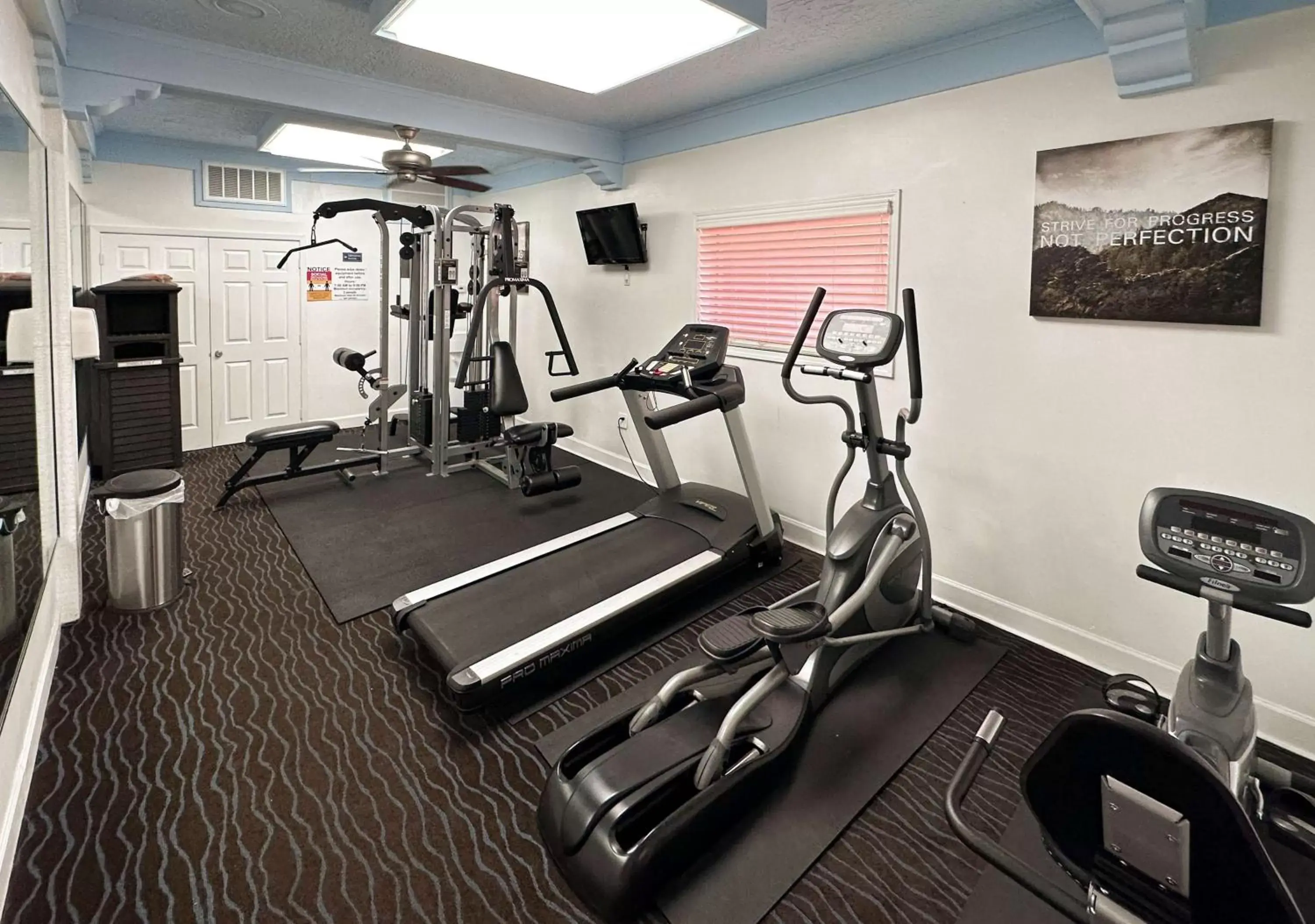 Bedroom, Fitness Center/Facilities in Motel 6 Dallas TX Downtown