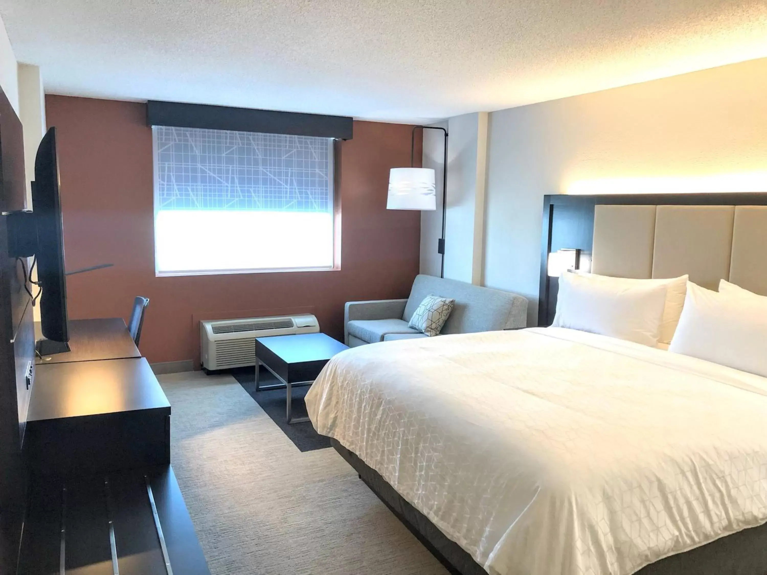 Photo of the whole room, Bed in Holiday Inn Express Richmond - Midtown, an IHG Hotel