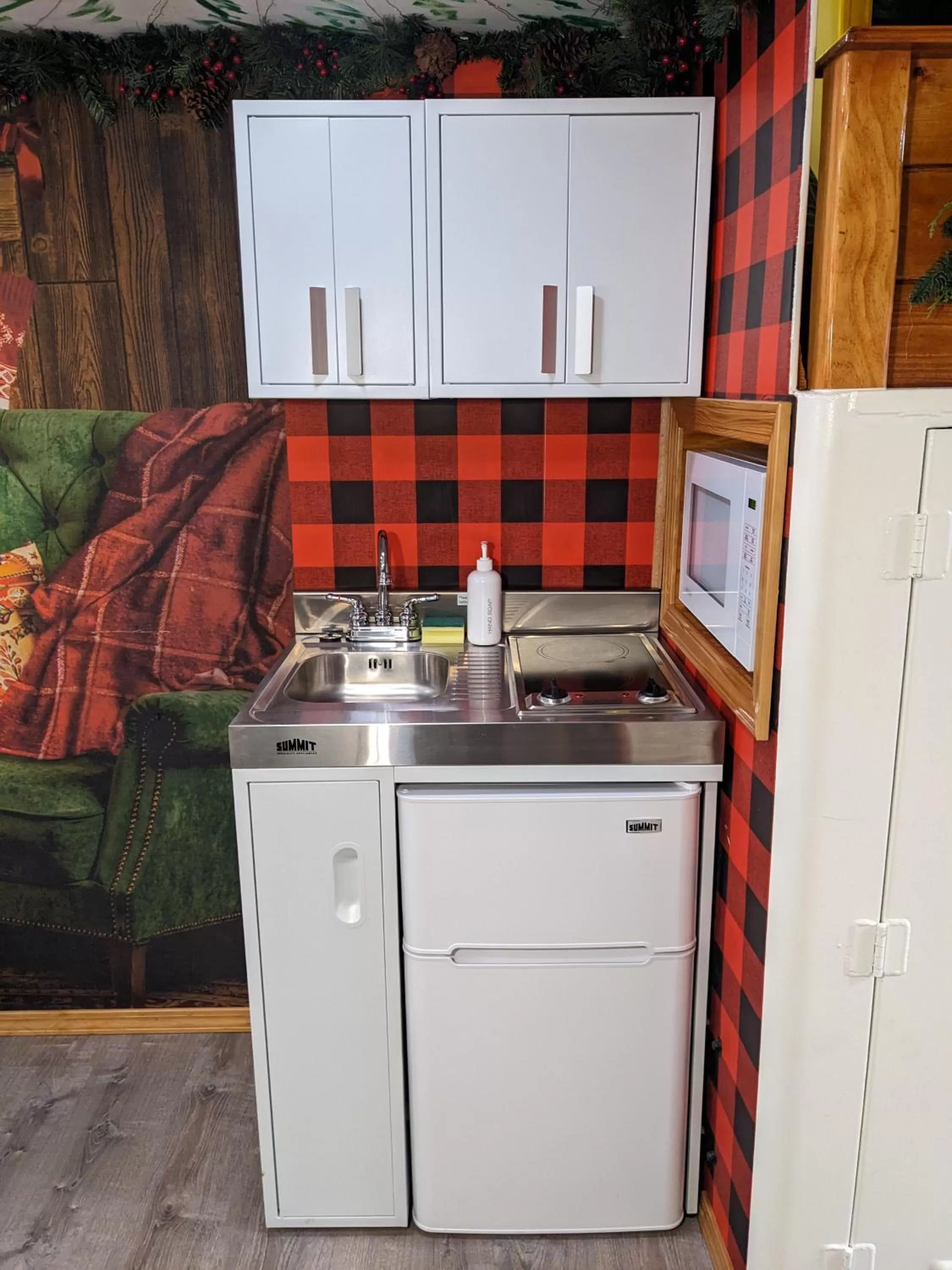 Kitchen/Kitchenette in Olympic Railway Inn