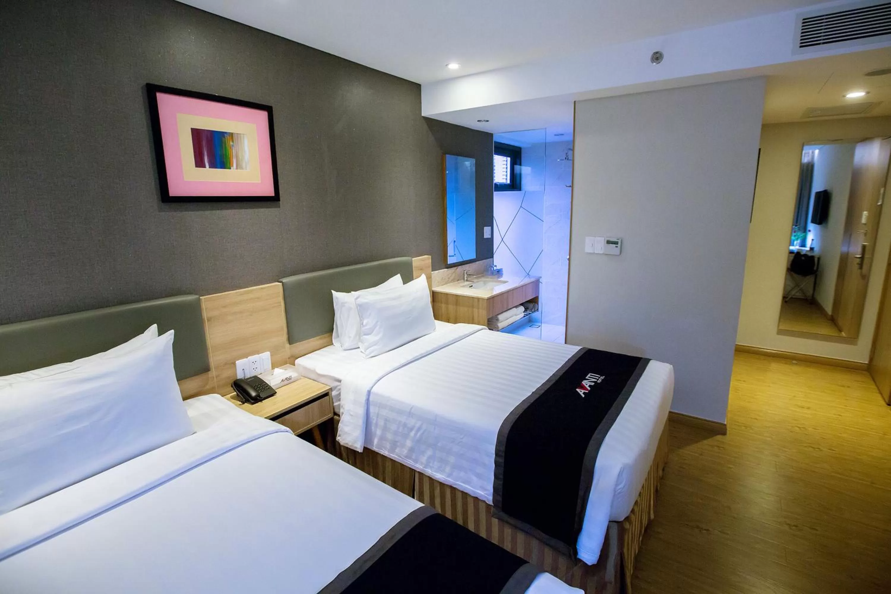 Photo of the whole room, Bed in Avanti Hotel