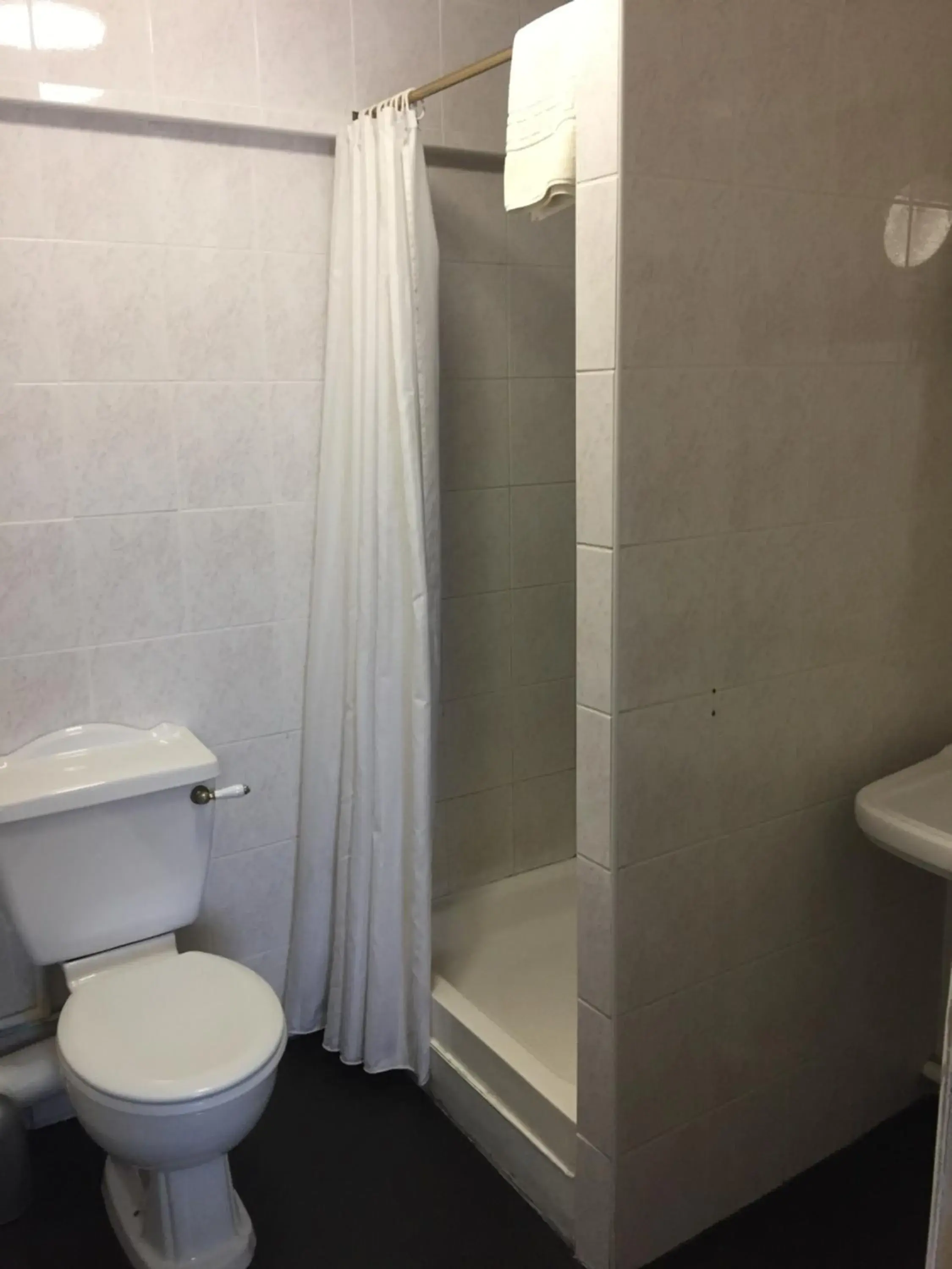 Shower, Bathroom in The Gordon House Hotel