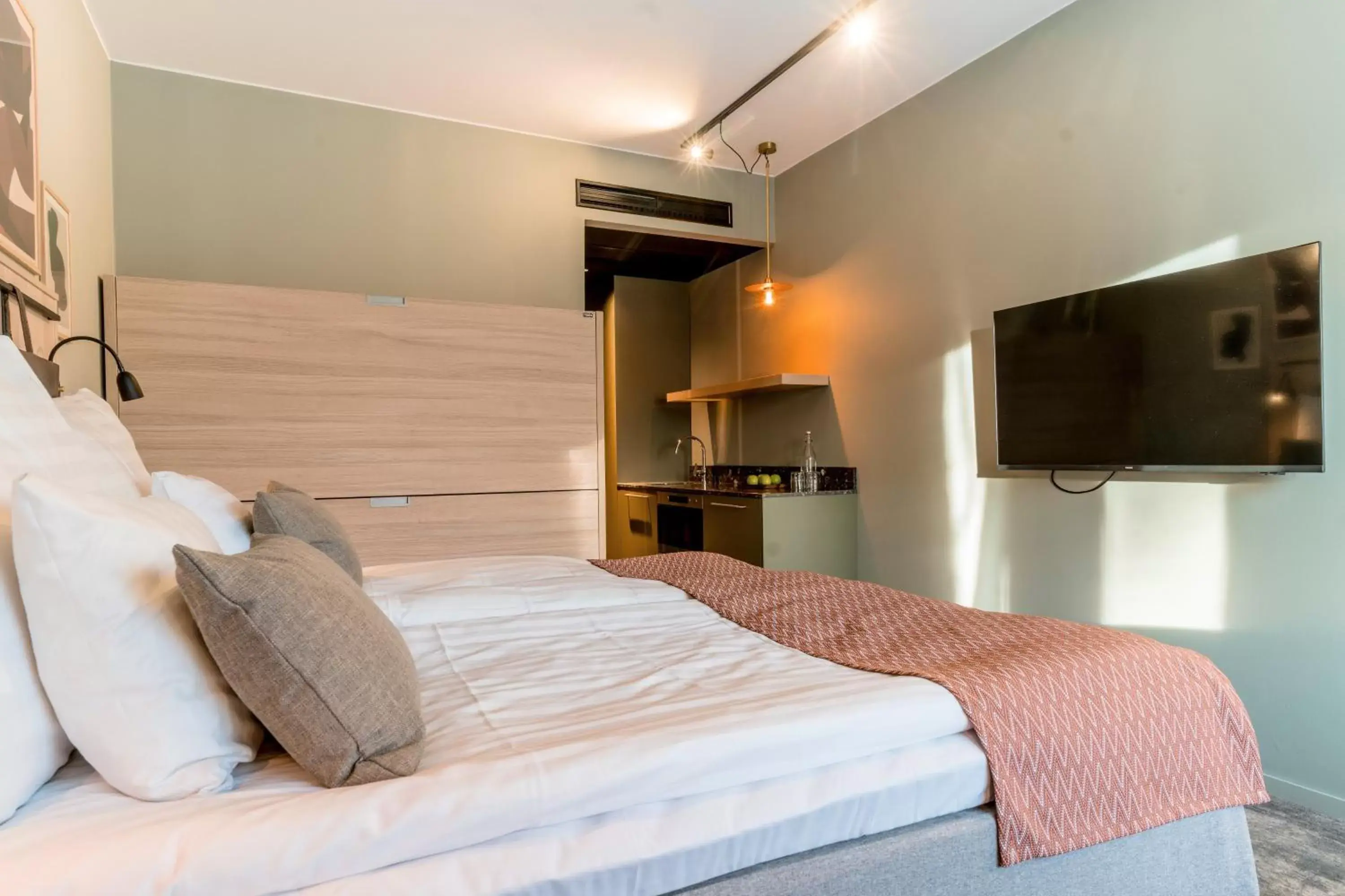 Property building, Bed in Quality Hotel Grand, Borås