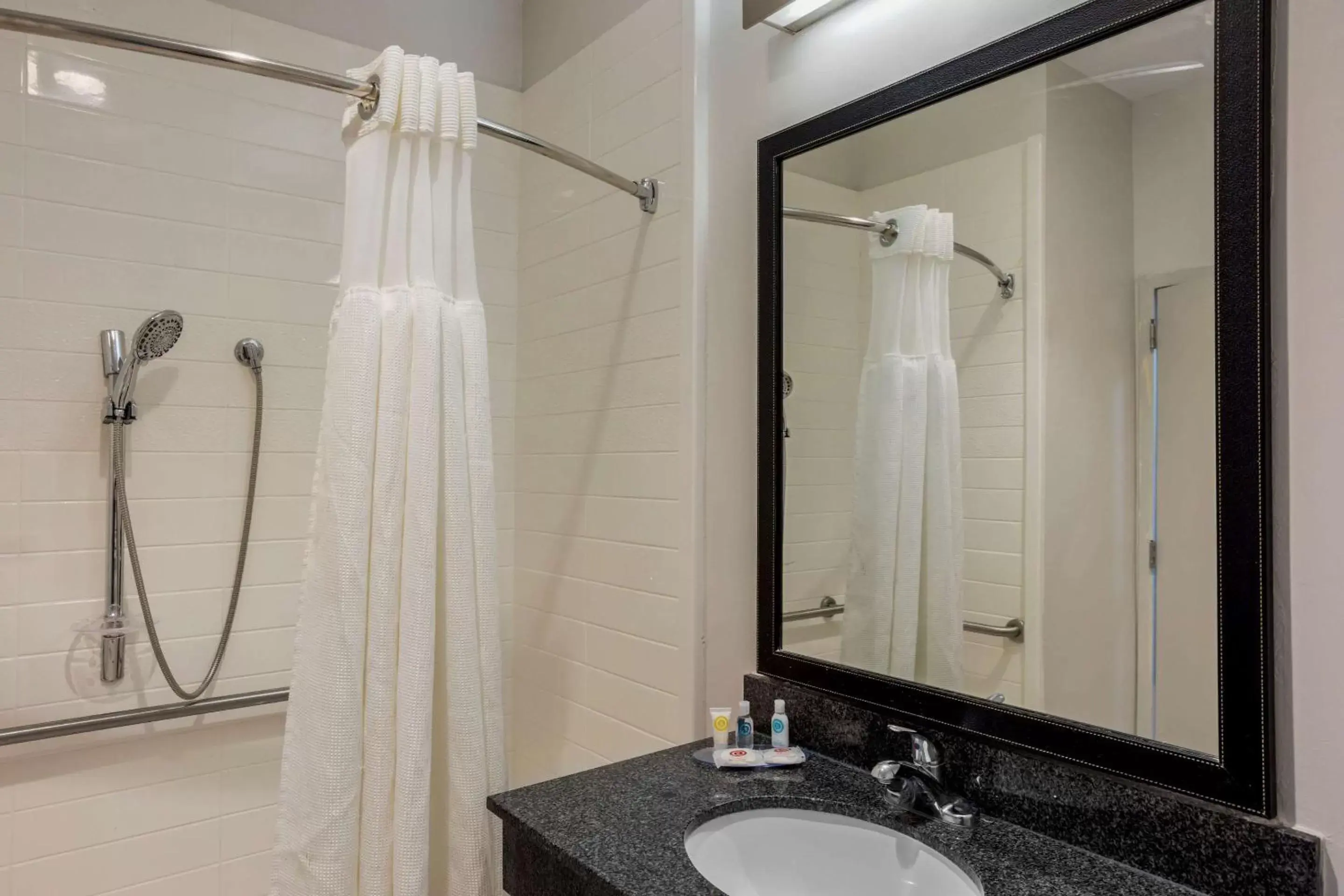 Bedroom, Bathroom in Comfort Inn & Suites Mt Laurel - Philadelphia