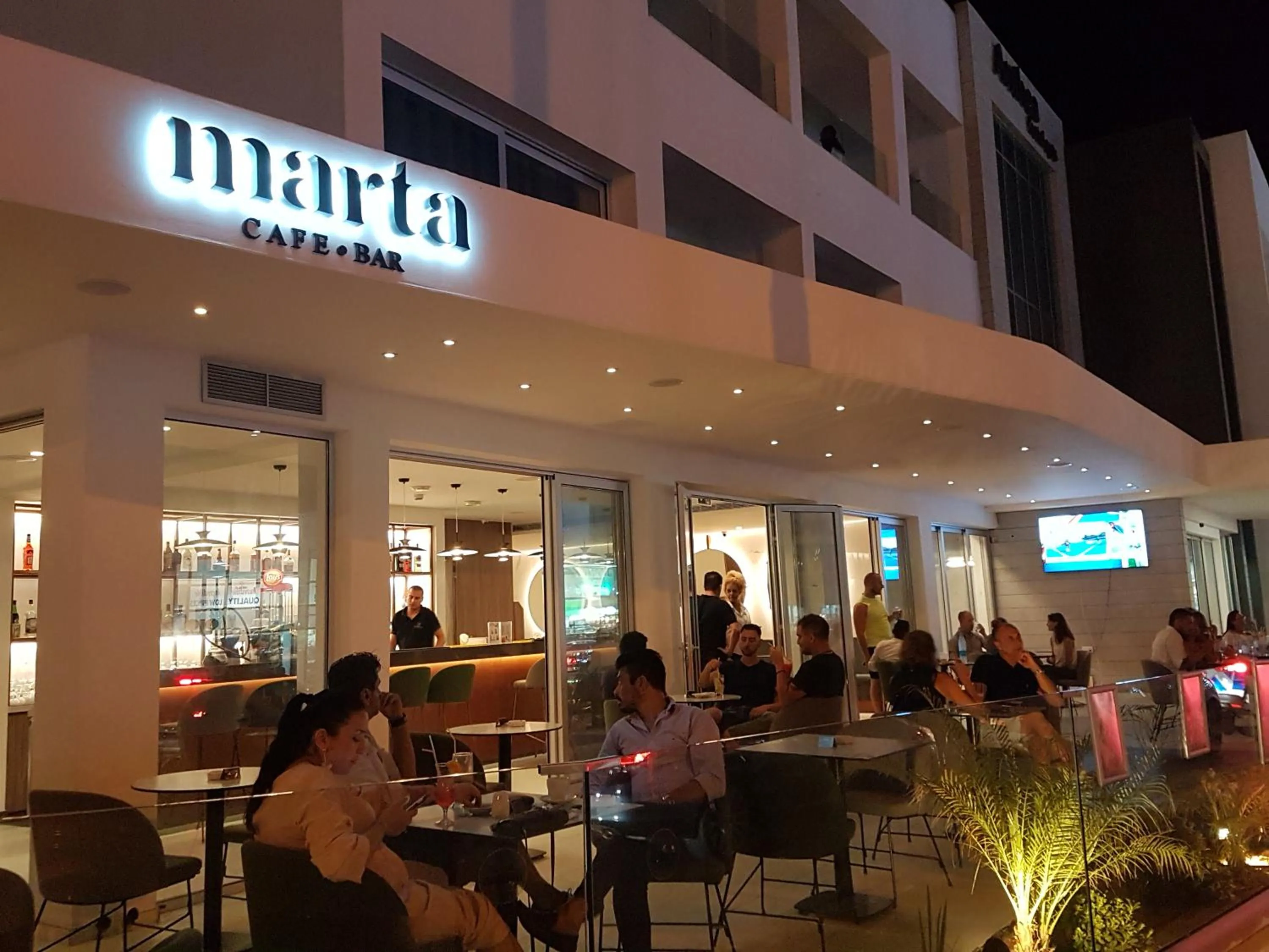 Restaurant/places to eat in Anthea Hotel Apartments