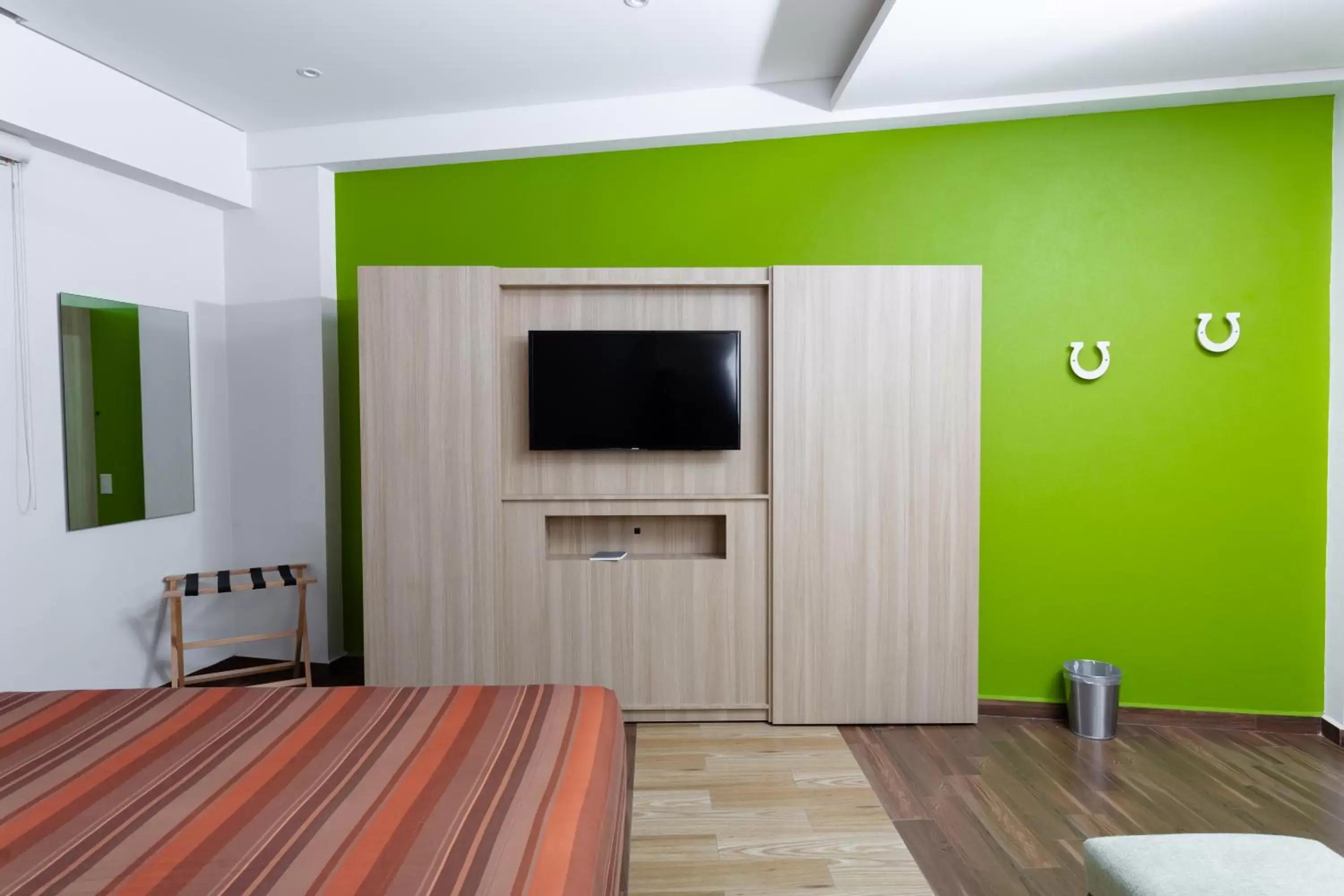 TV and multimedia, Bed in Hotel Xcoco Inn TV and multimedia, Bed in Hotel Xcoco Inn