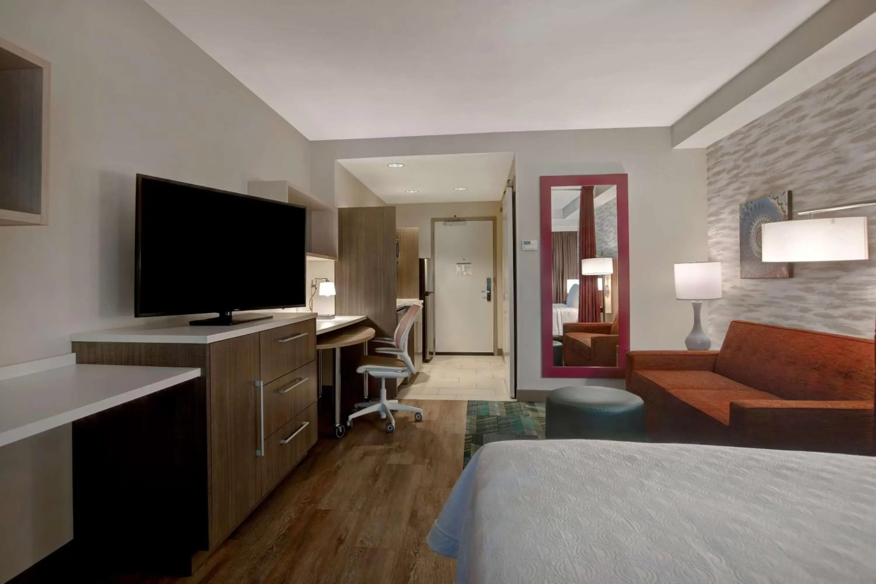 Bed, TV/Entertainment Center in Home2 Suites By Hilton San Antonio Riverwalk
