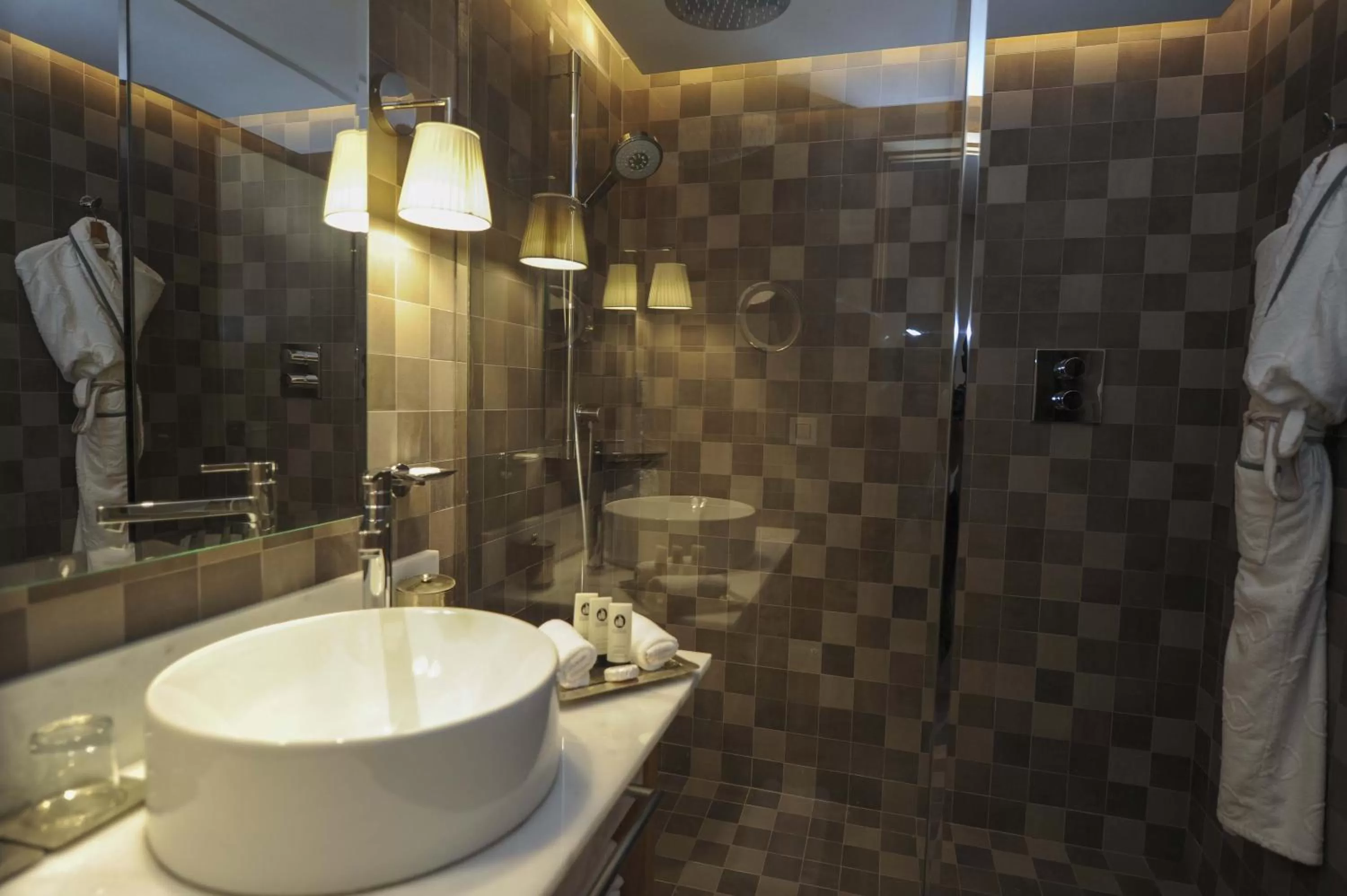 Shower in Sofitel Marrakech Lounge and Spa