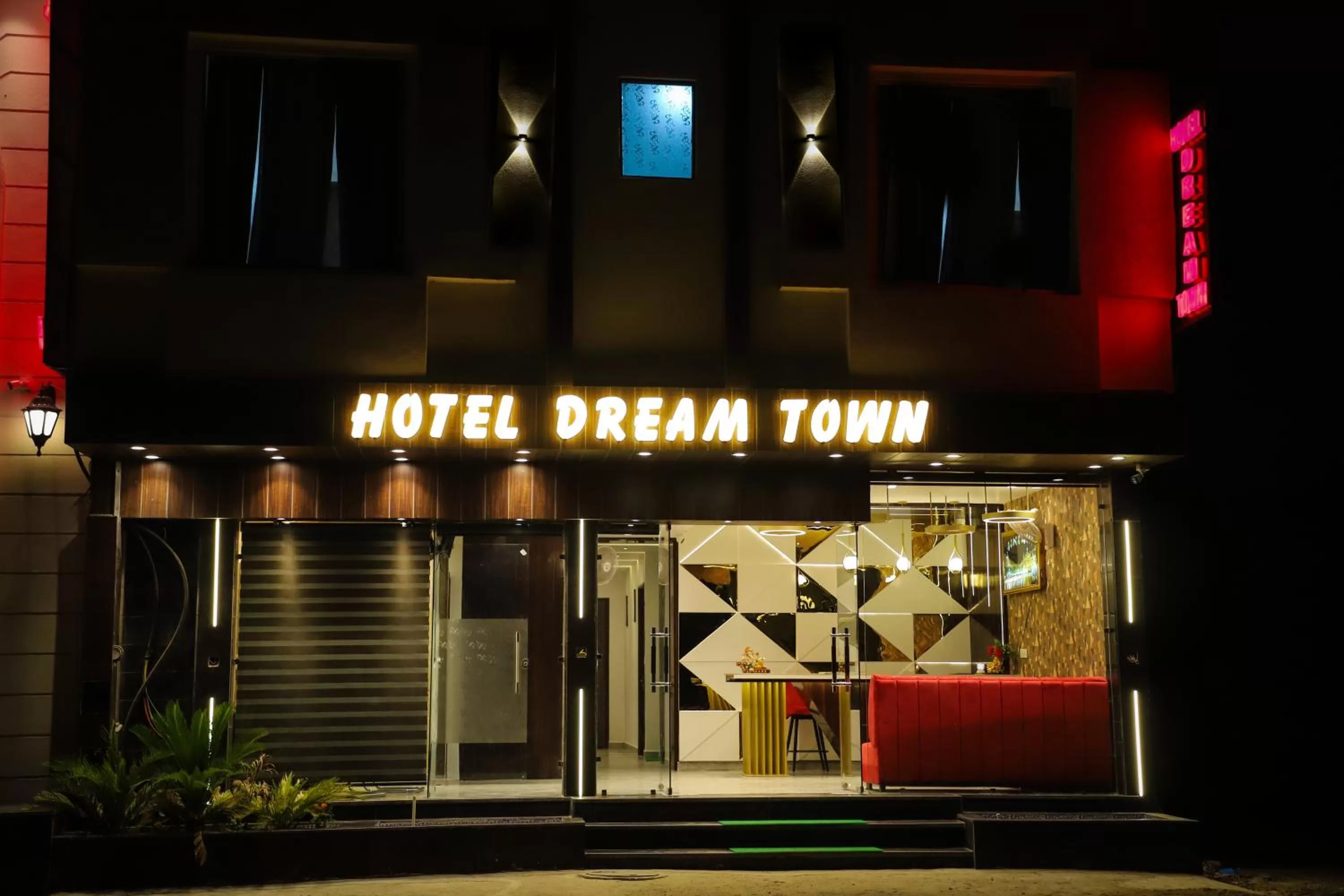 Property building in Hotel Dream Town By Cozy Hotels & Resorts