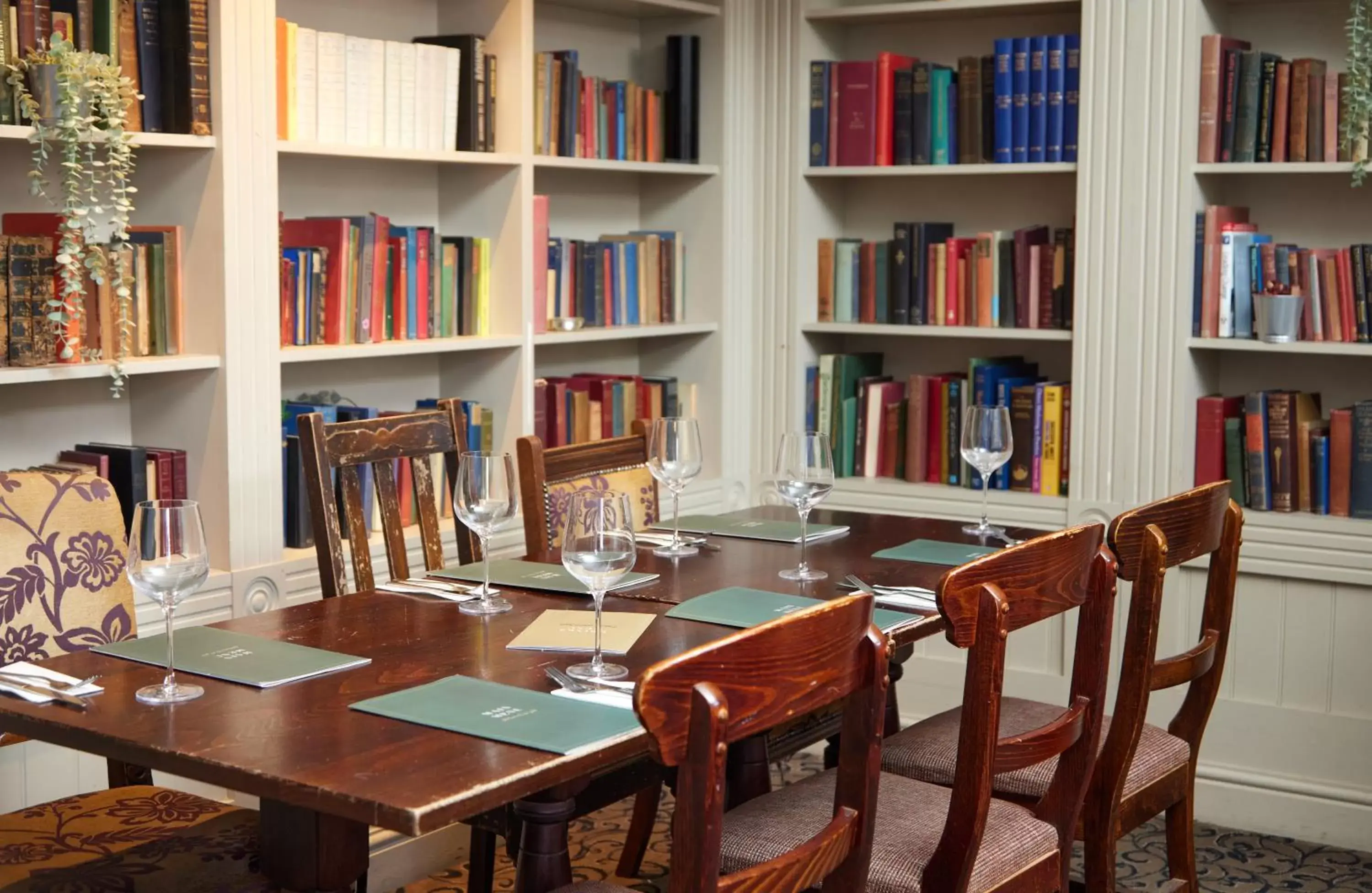 Restaurant/places to eat, Library in Kings Arms Hotel by Greene King Inns