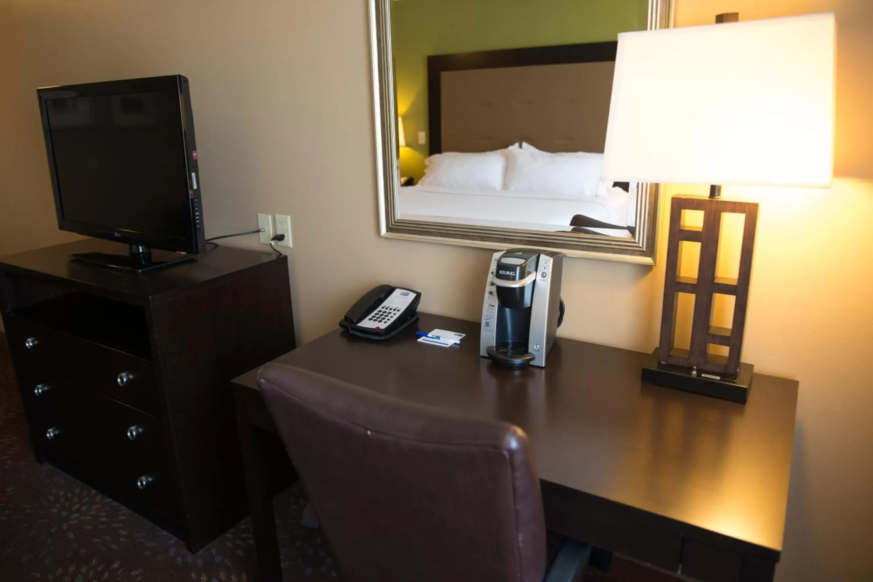 Photo of the whole room, TV/Entertainment Center in Holiday Inn Express & Suites Northwood