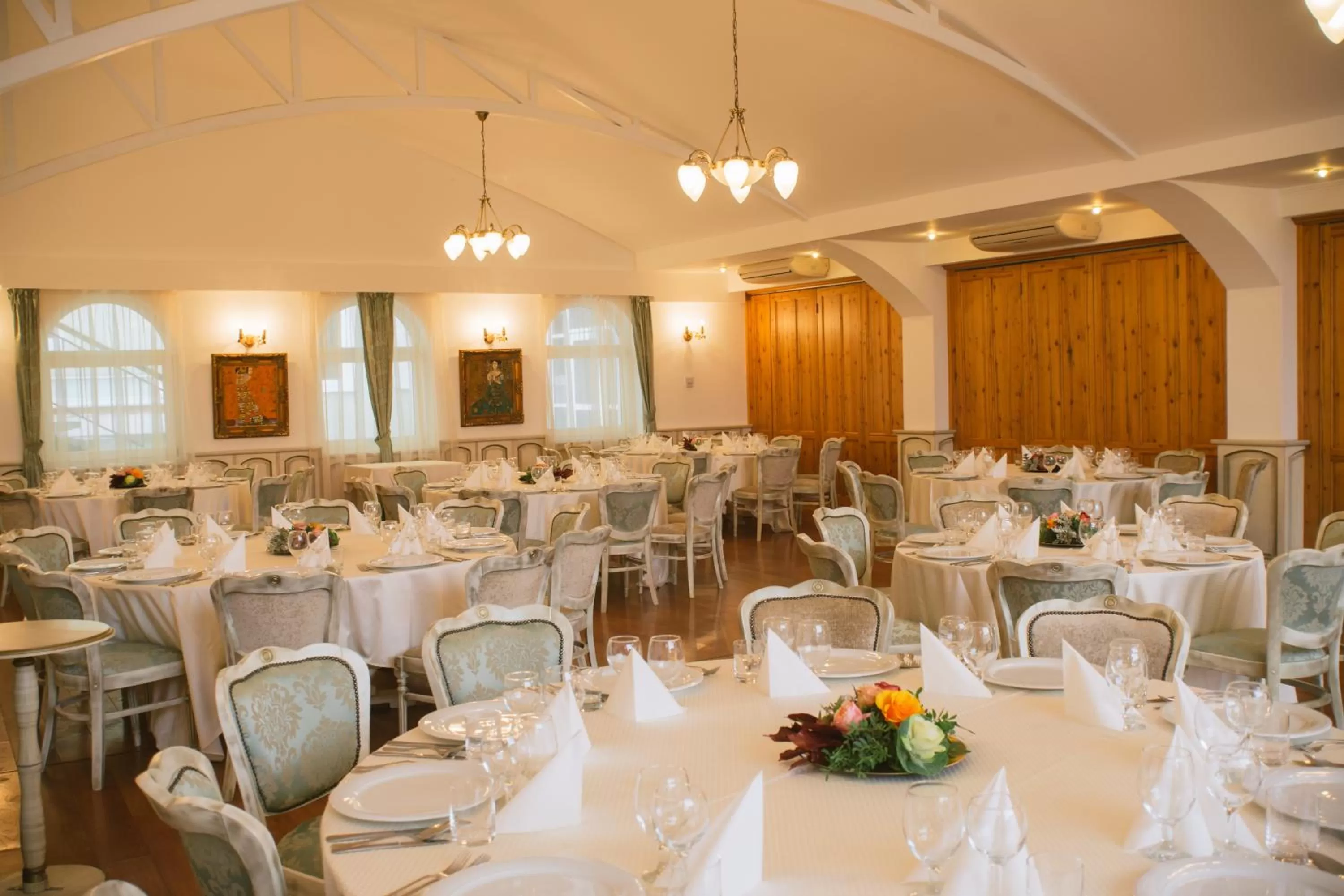 Restaurant/places to eat in Mercure Medias Binderbubi Hotel And Spa