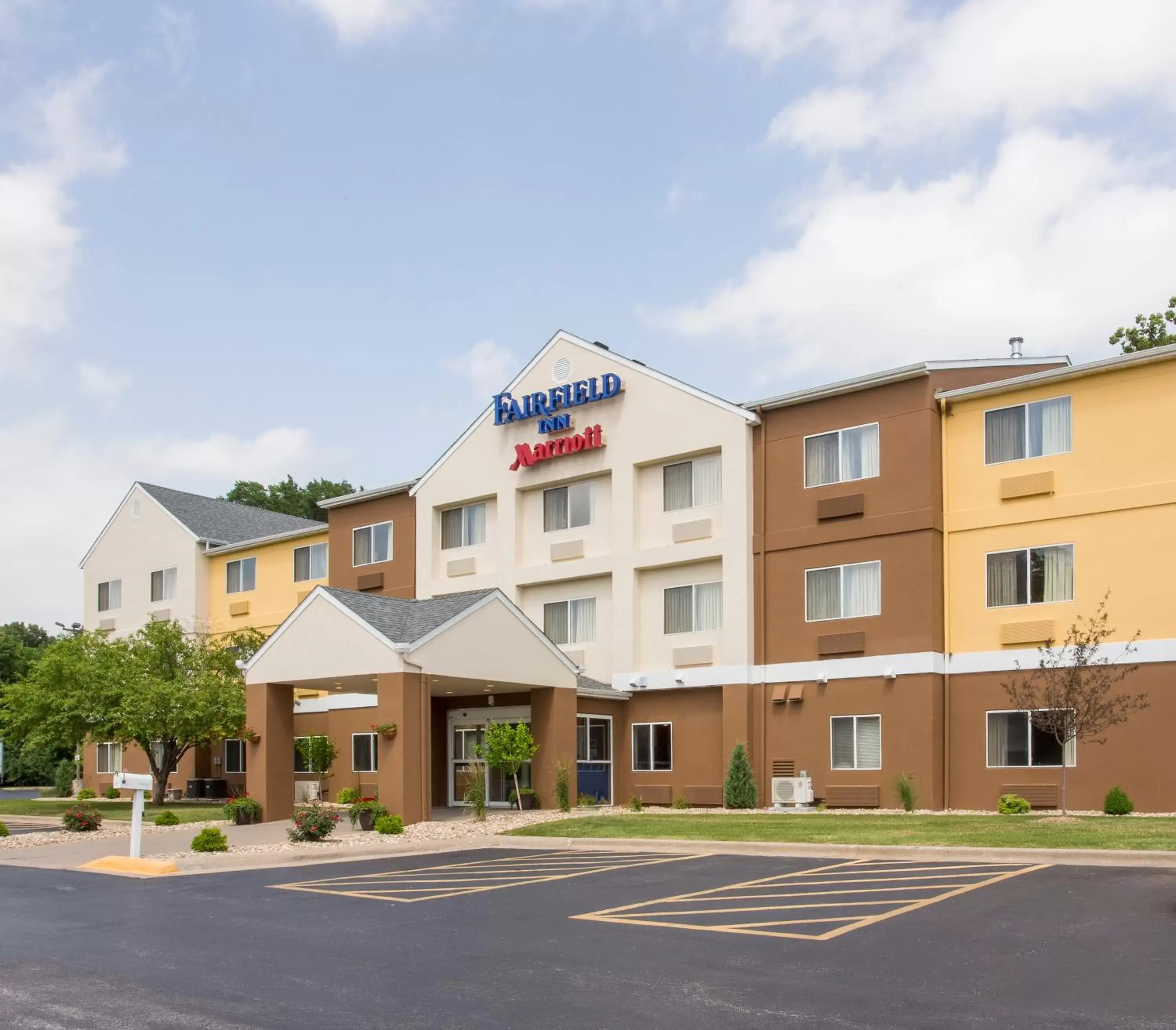 Facade/entrance, Property Building in Fairfield Inn & Suites by Marriott Quincy