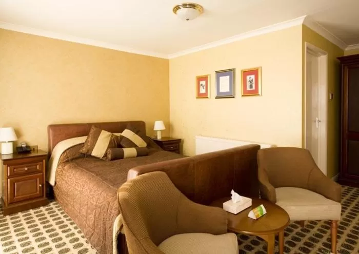 Coffee/tea facilities, Bed in Raven Hotel by Greene King Inns