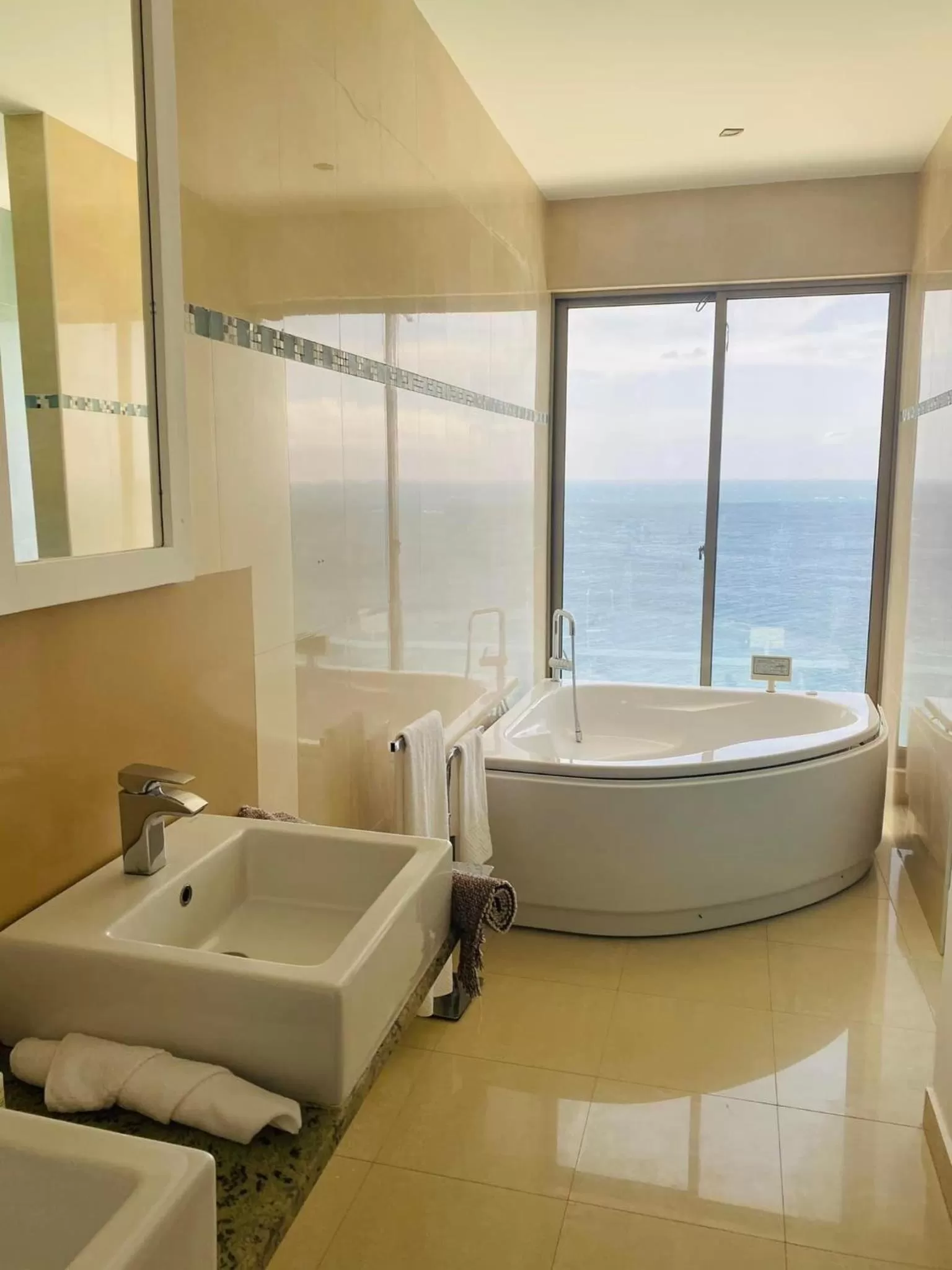 Hot Tub, Bathroom in Fogo Boutique Hotel