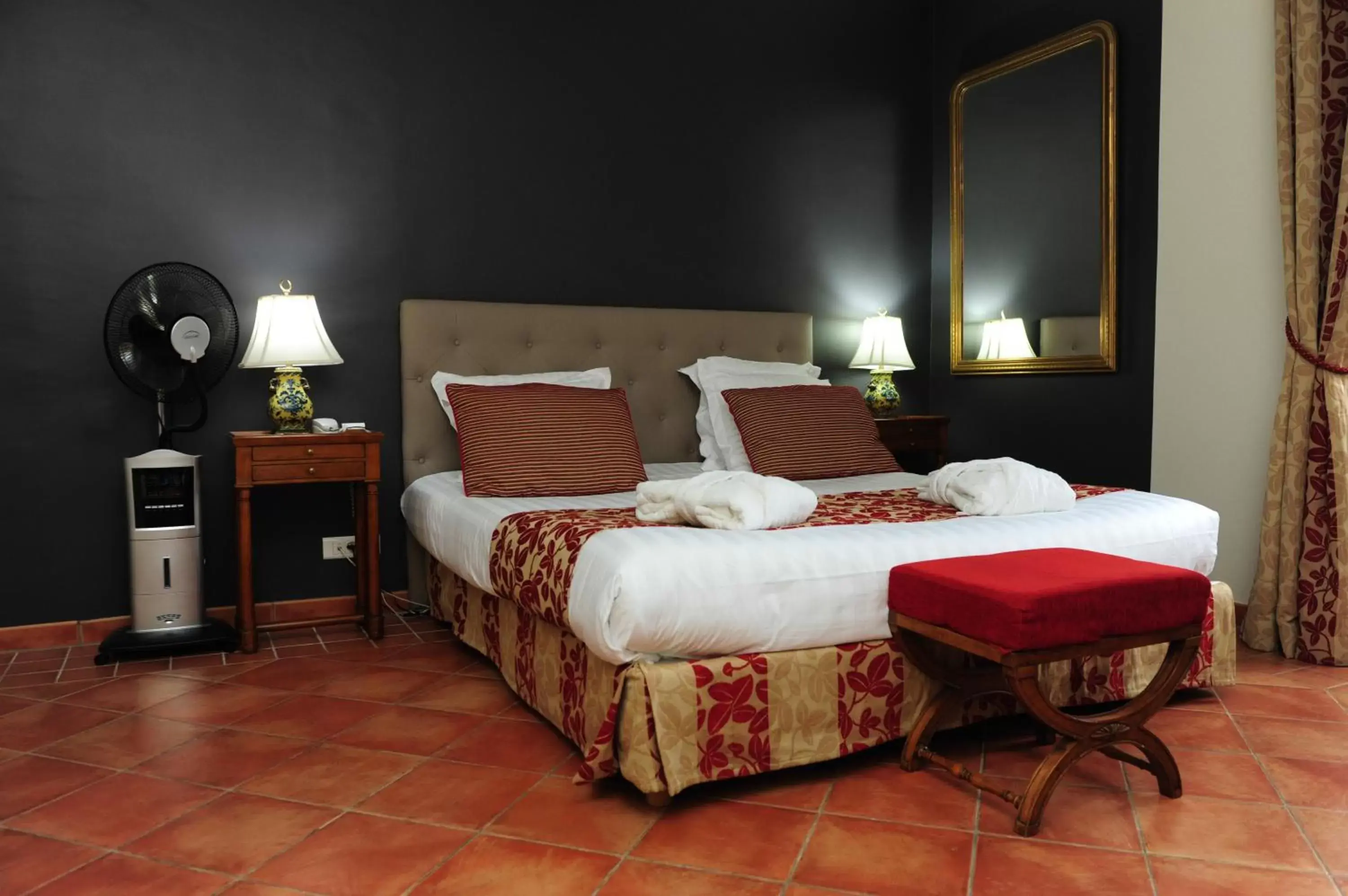 Bedroom, Bed in Hôtel Le Château Fort de Sedan