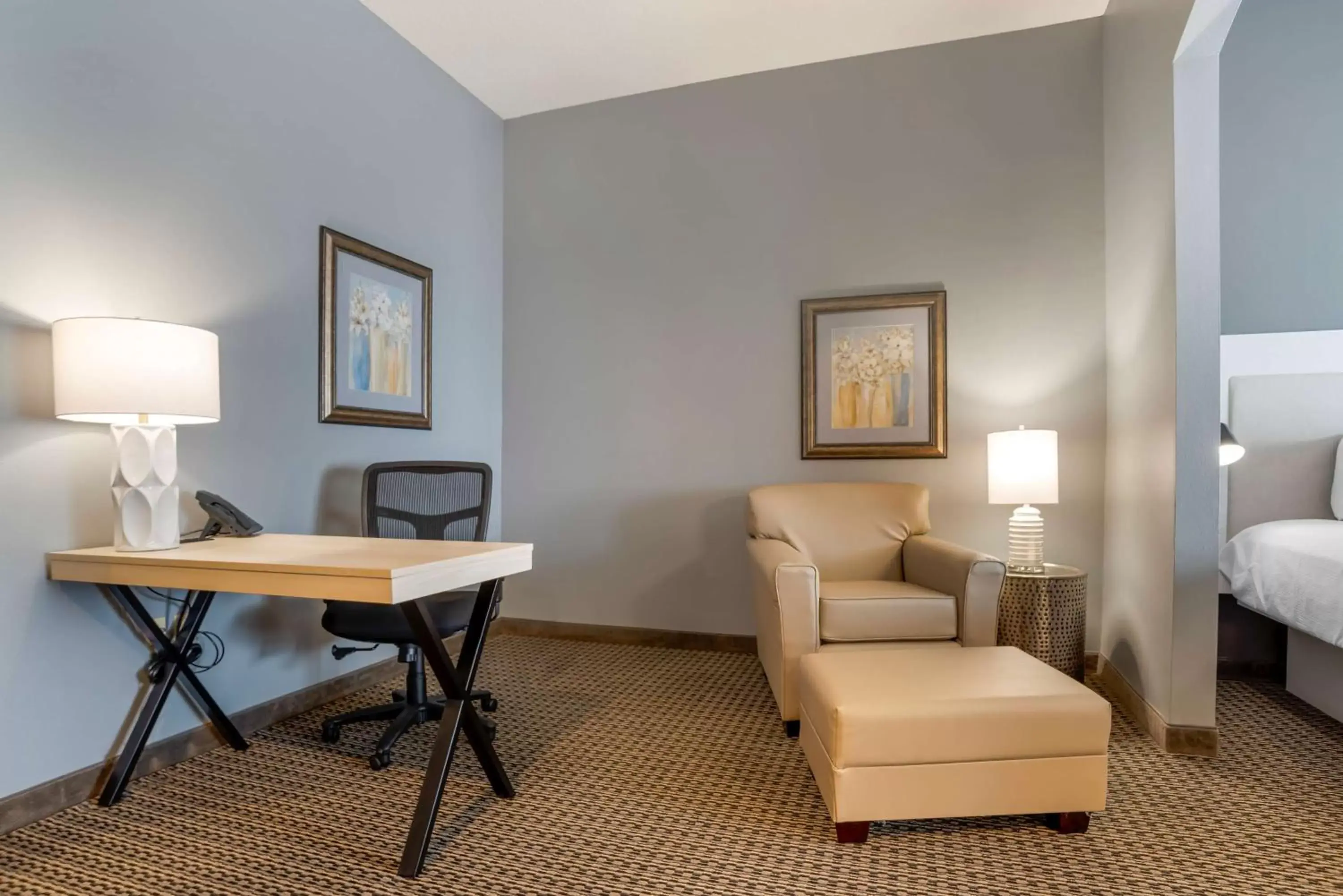 Bedroom, Seating Area in Best Western Plus Two Rivers Hotel & Suites