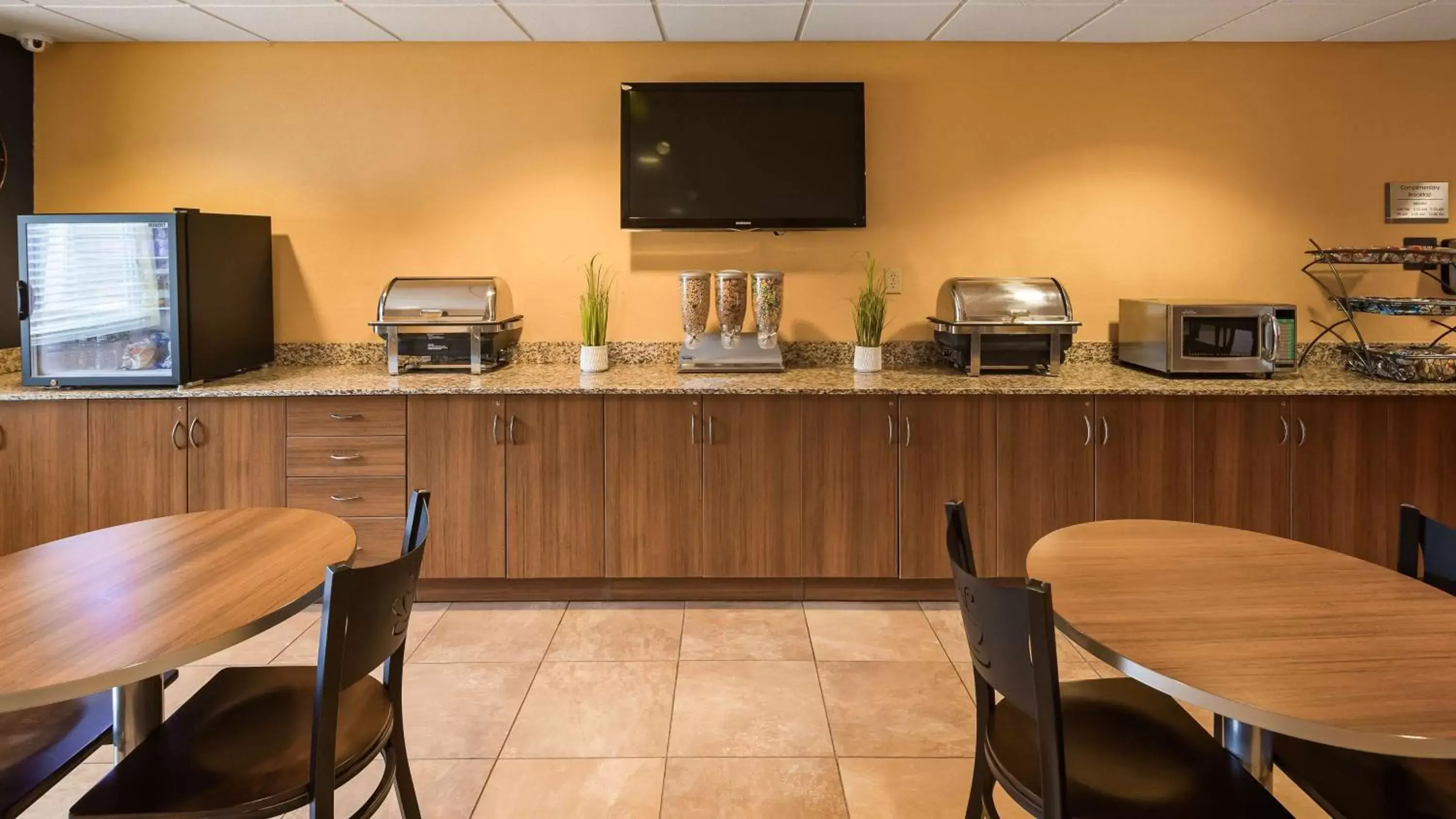 Restaurant/places to eat in SureStay Plus Hotel by Best Western Keyser