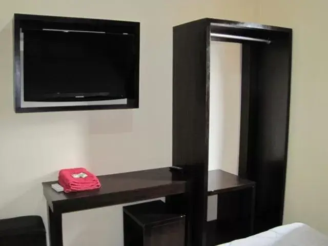 Other, TV/Entertainment Center in Asher Bali Transit