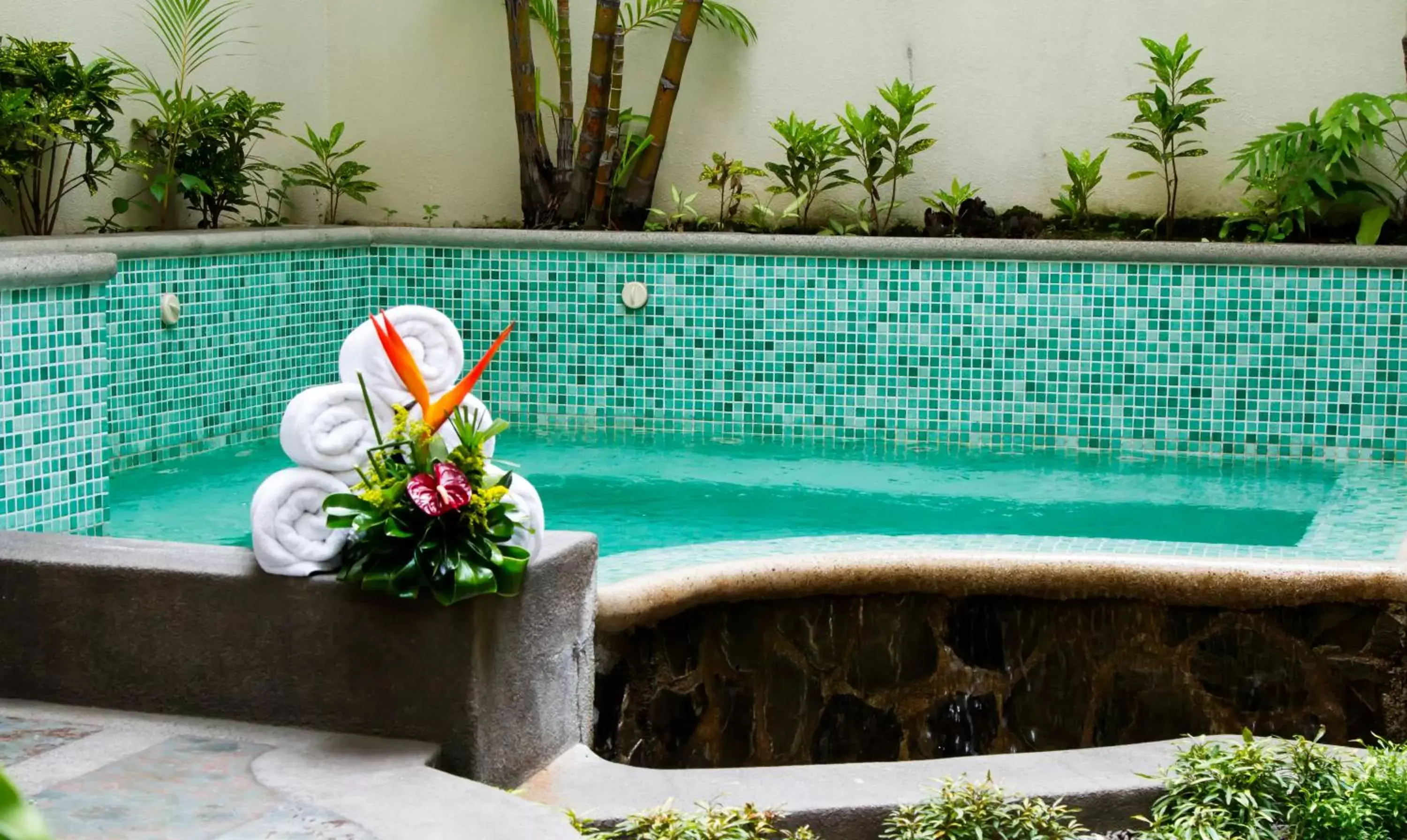 Hot Tub, Swimming Pool in Rincon del Valle Hotel & Suites