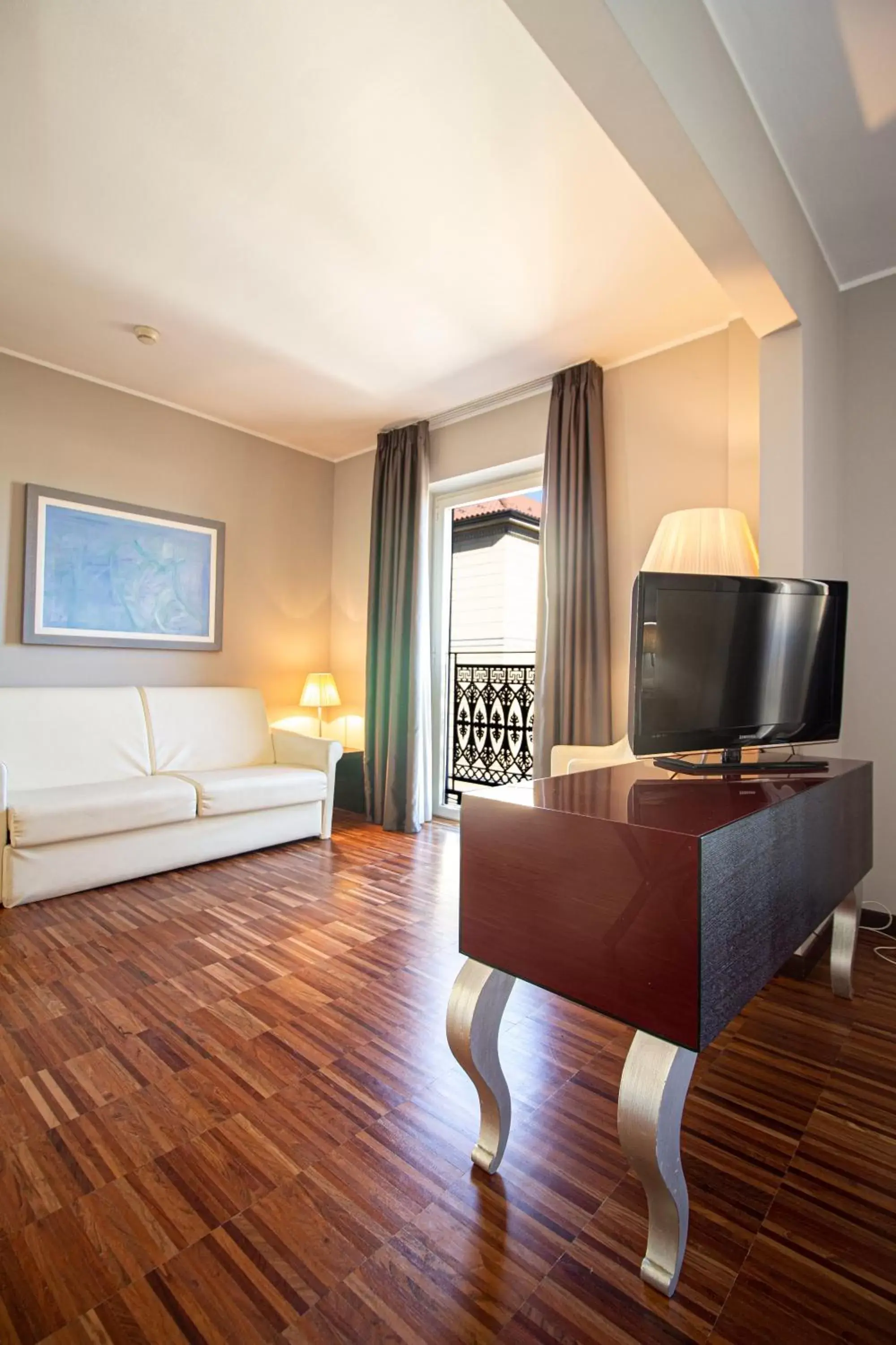 TV and multimedia, TV/Entertainment Center in Hotel Cavour