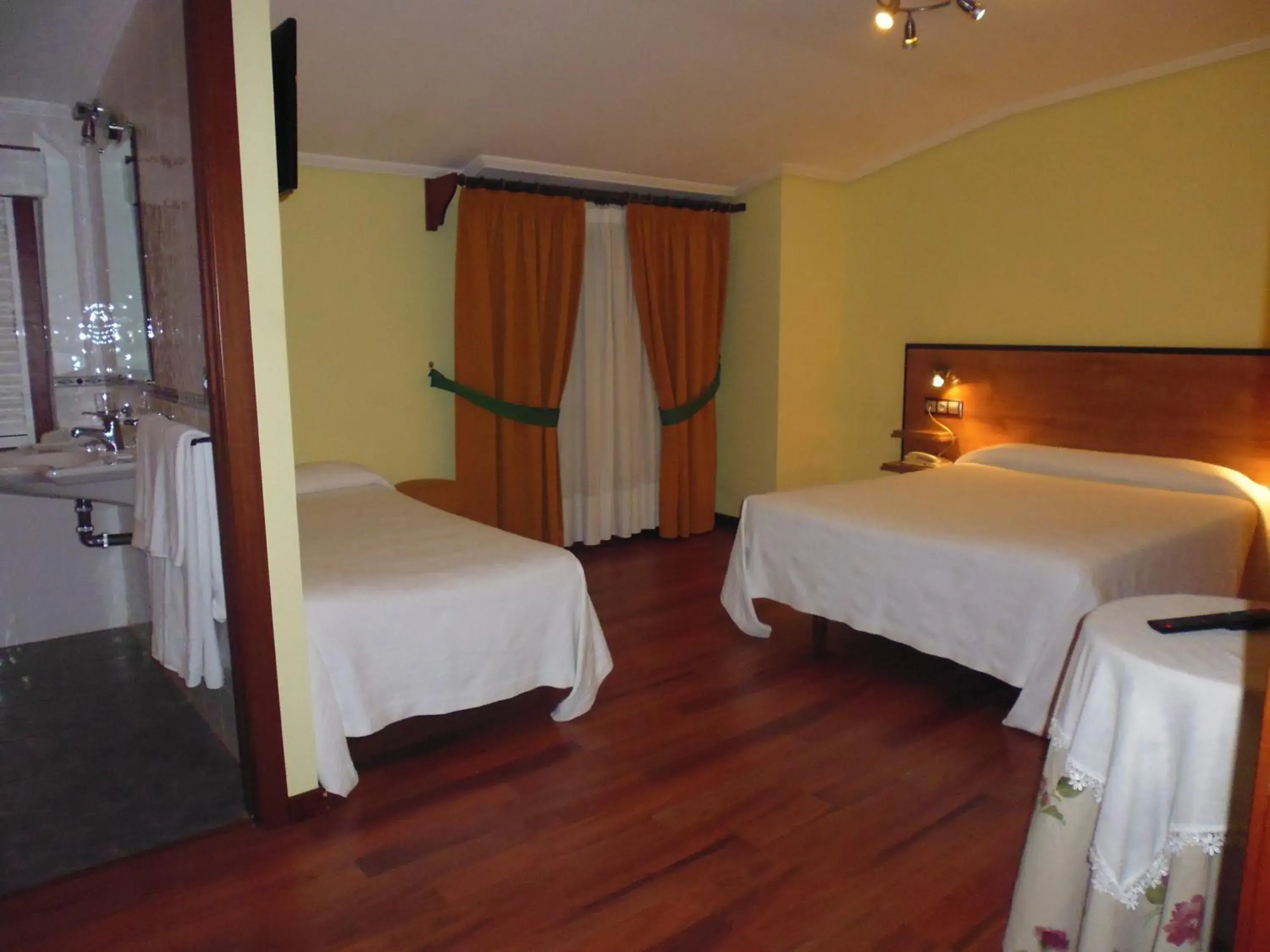 Bedroom, Bed in Cruceiro do Monte
