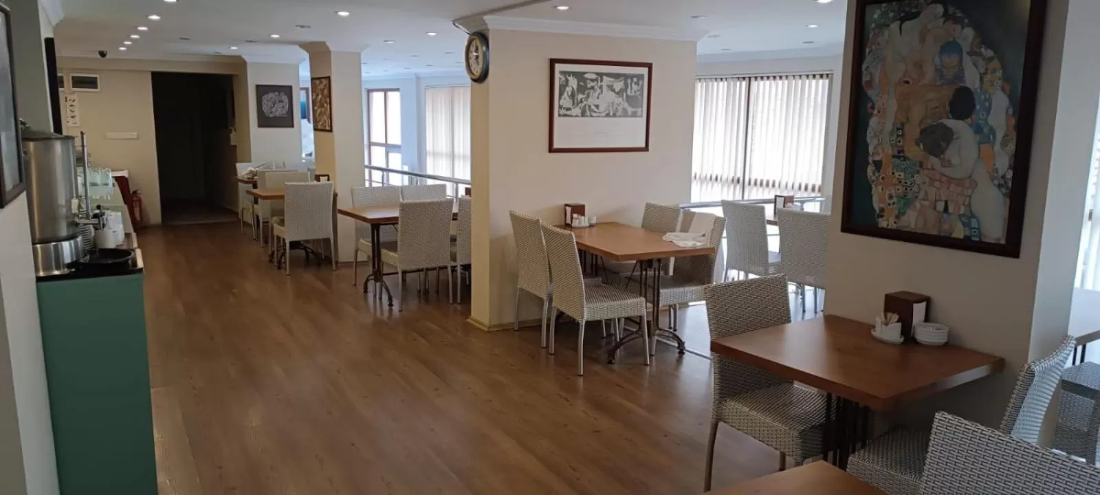 Restaurant/places to eat in Hotel Crowded House