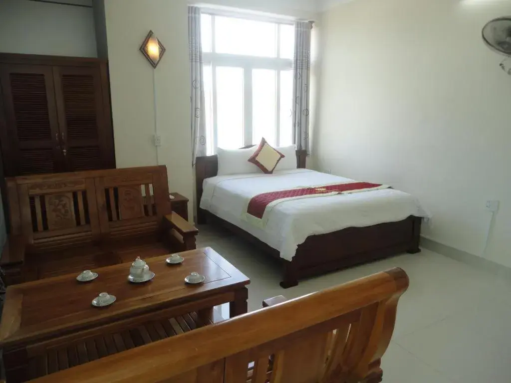 Photo of the whole room, Bed in Hoang Yen Canary Hotel