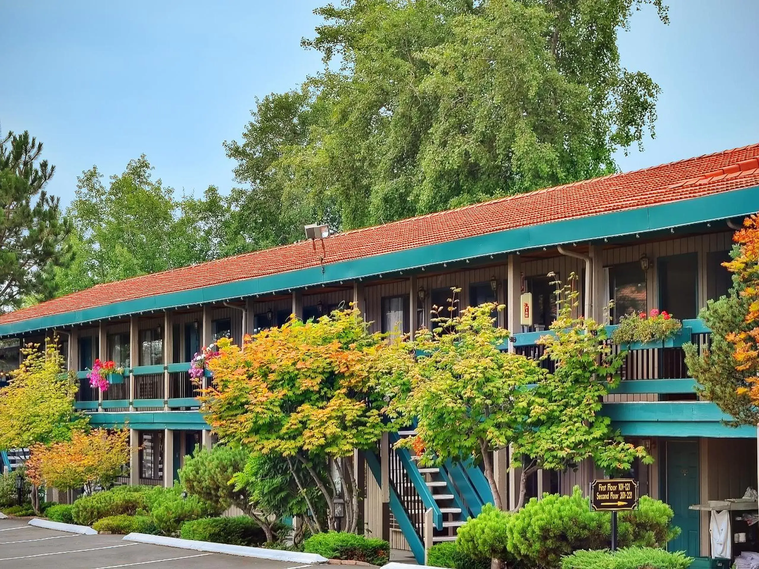 Facade/entrance, Property Building in Coachman Inn Oak Harbor