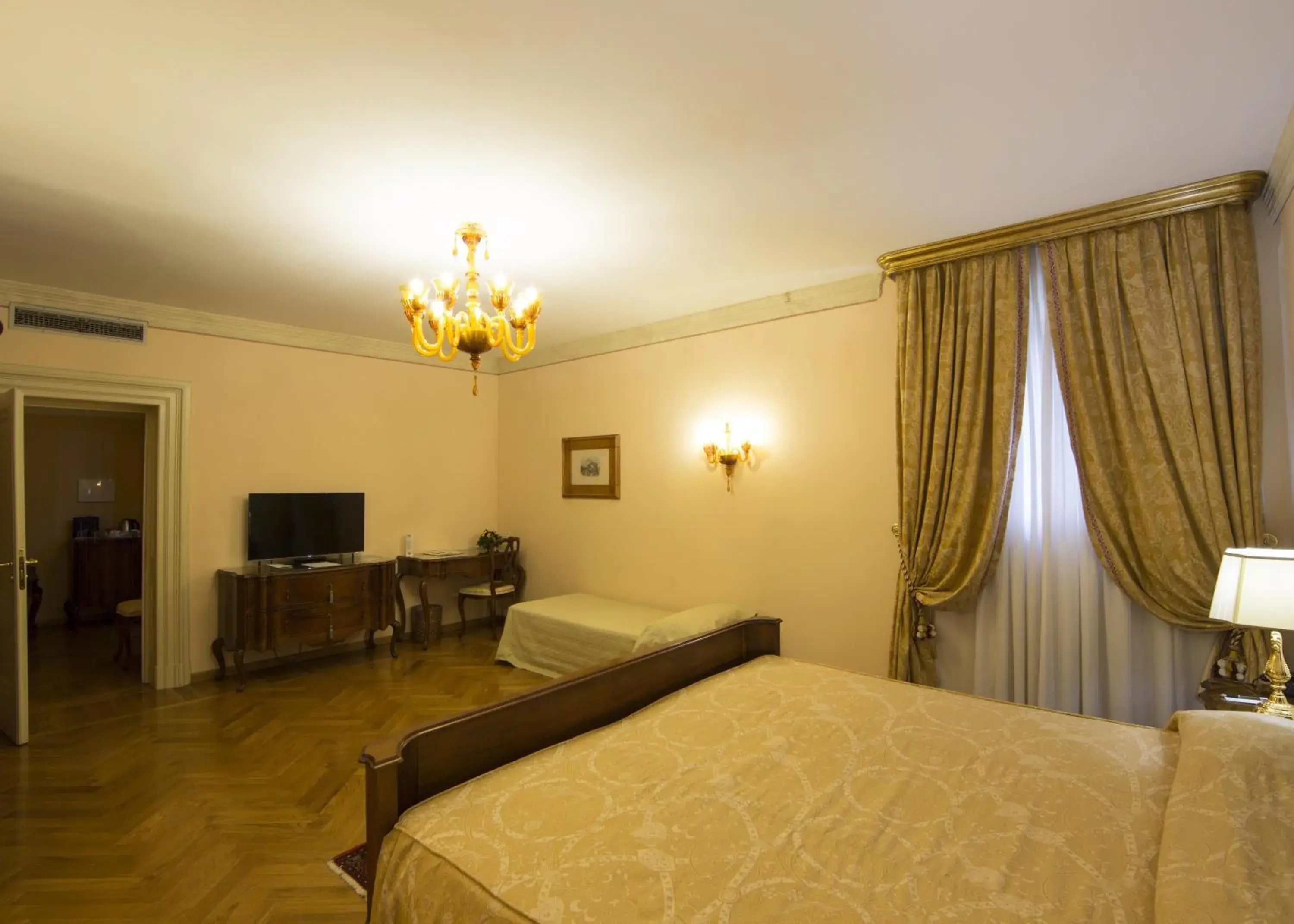 Bed in Villa Fenaroli Palace Hotel