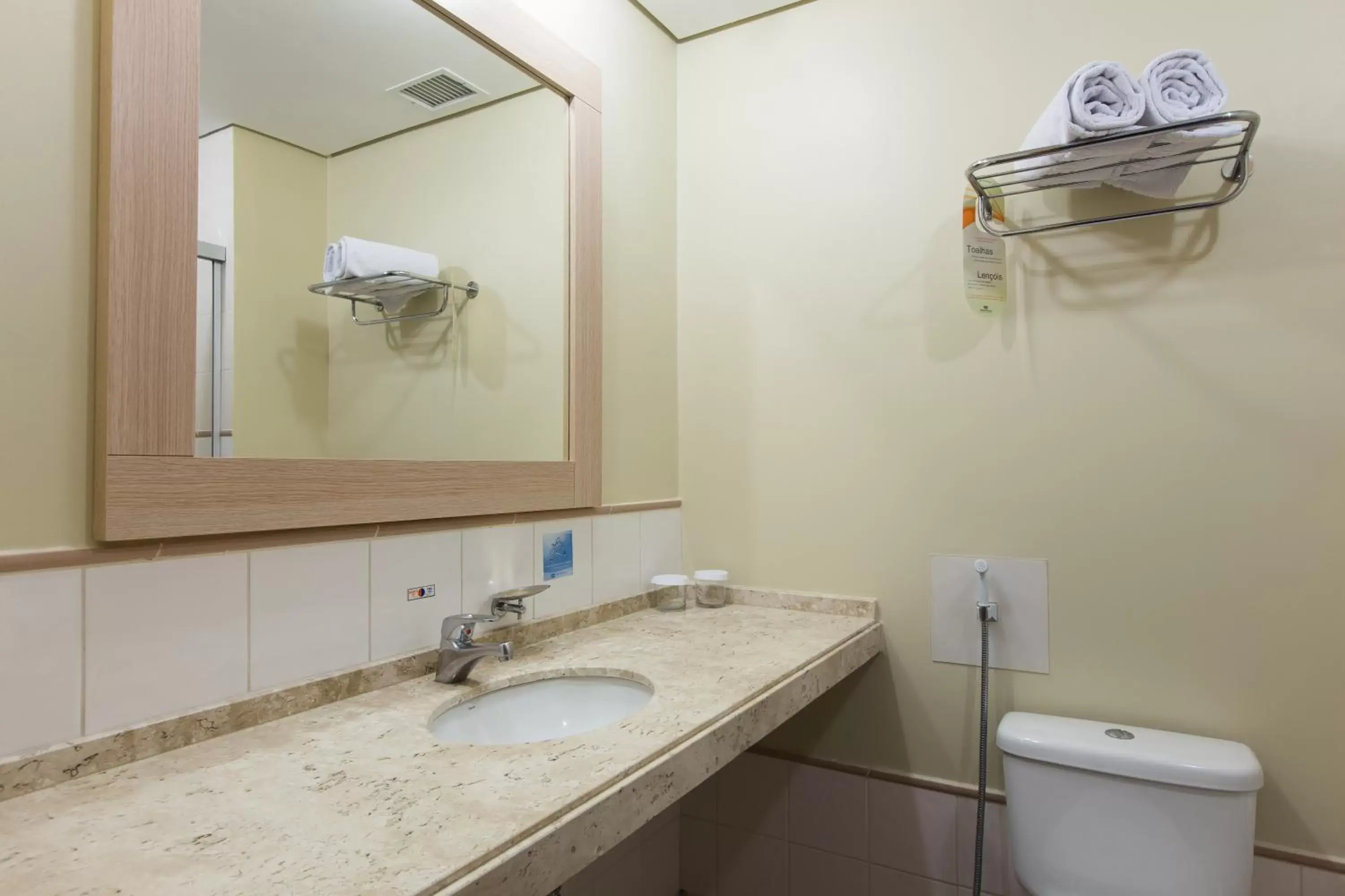 Bathroom in Comfort Suites Londrina