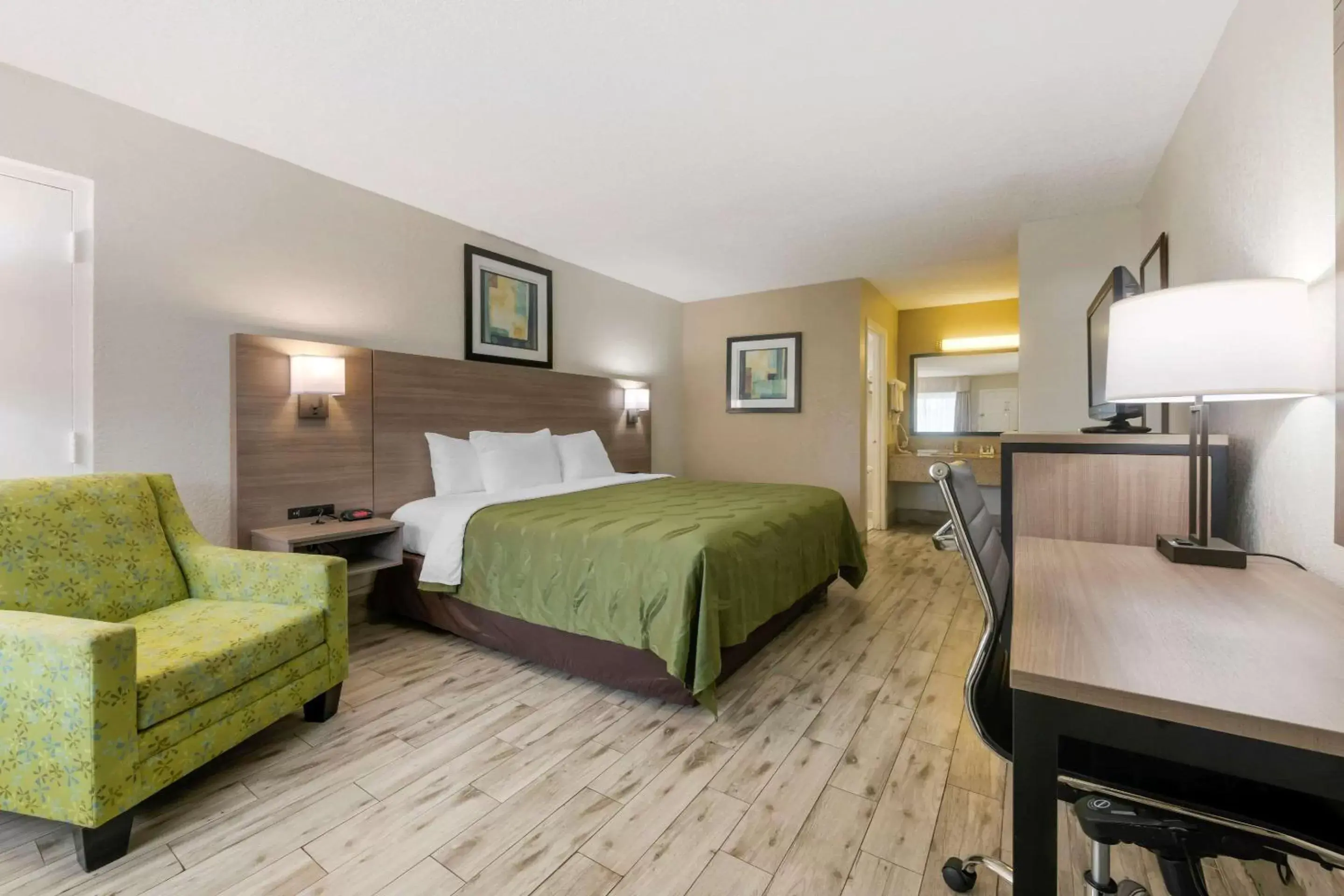 Bedroom in Quality Inn - Saint Augustine Outlet Mall