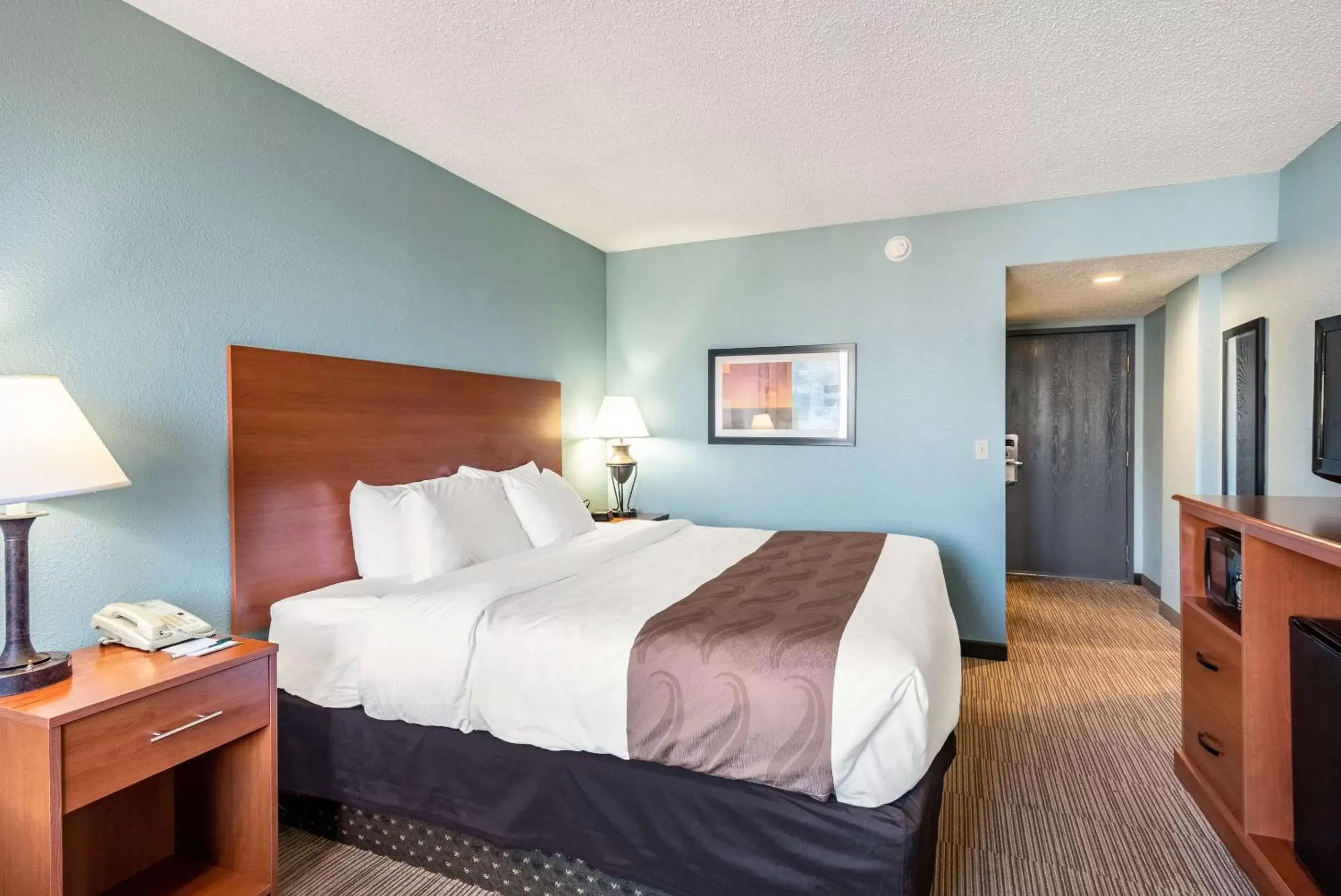 Photo of the whole room, Bed in Quality Inn & Suites Garden Of The Gods