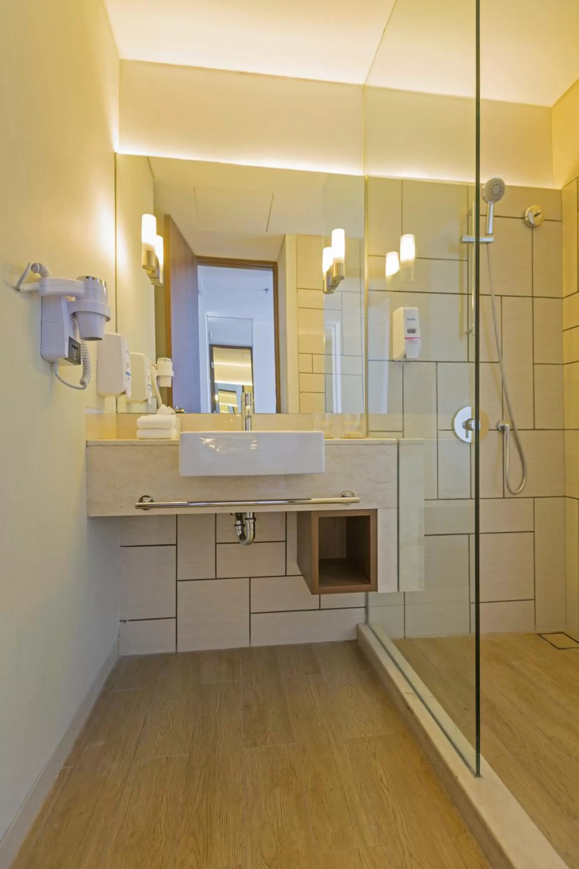 Shower, Kitchen/Kitchenette in Holiday Inn Express Jakarta Pluit Citygate, an IHG Hotel