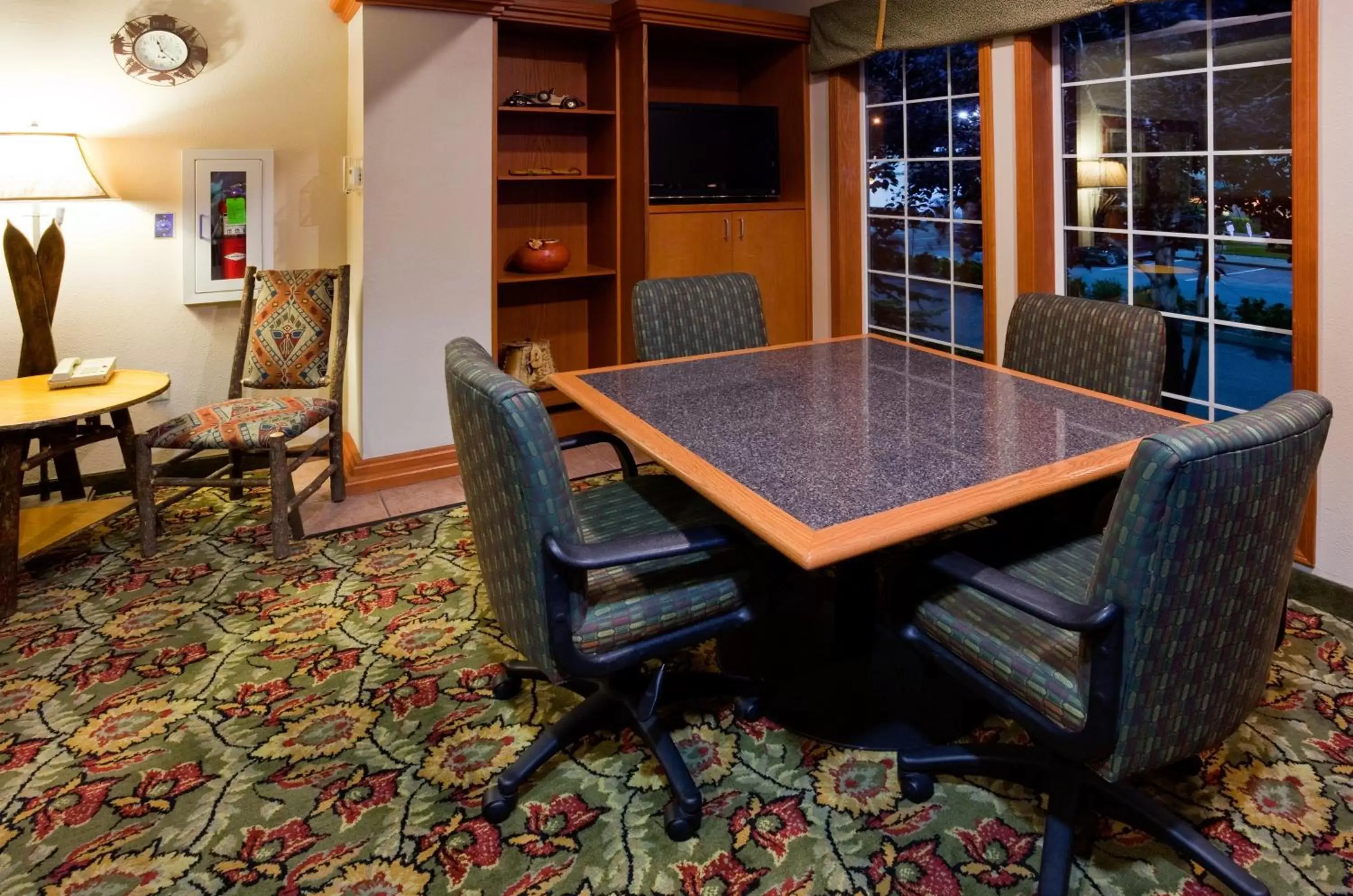 Meeting/conference room in Holiday Inn Express Anchorage, an IHG Hotel