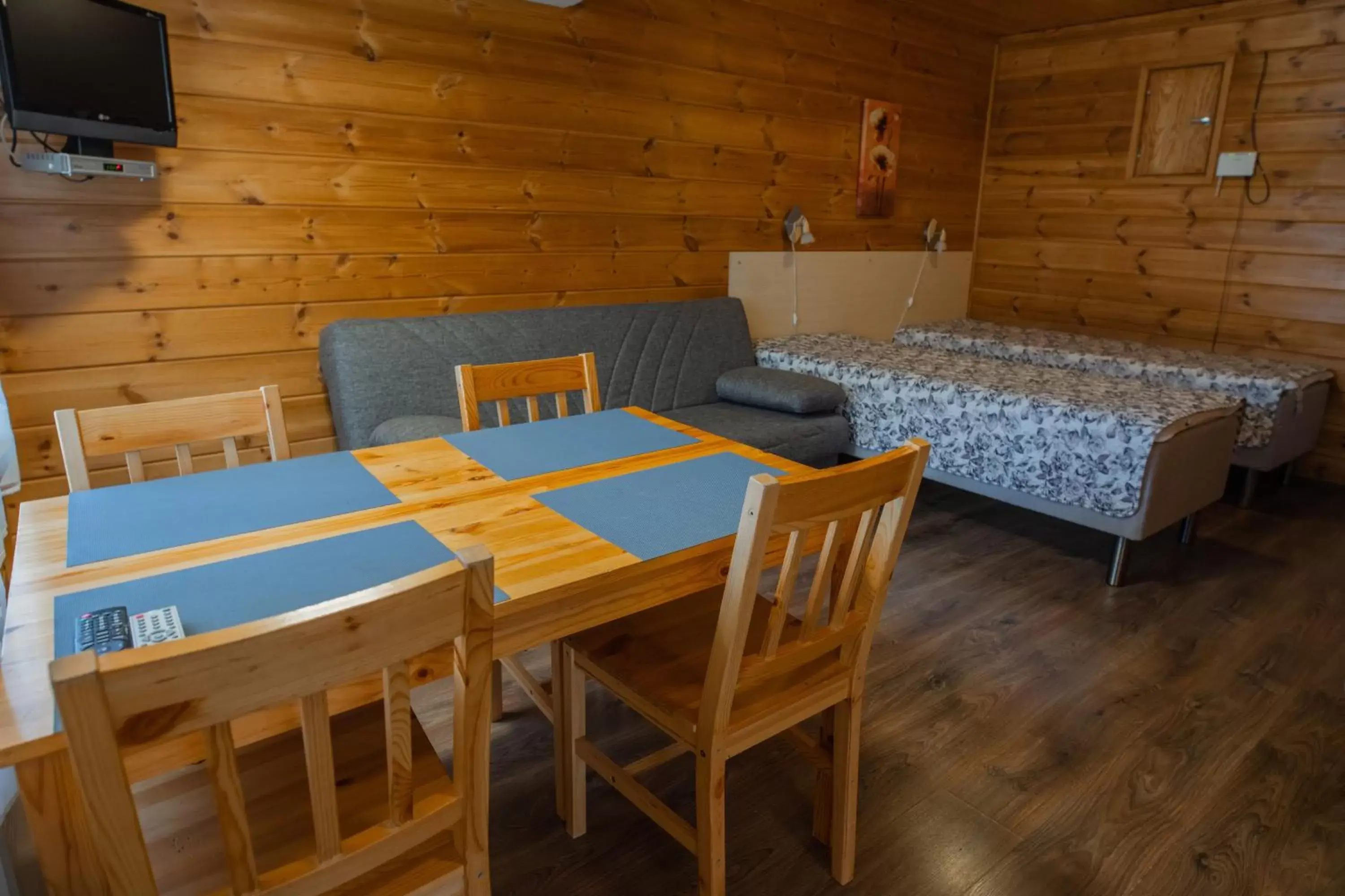 Bed, Dining Area in Motelli Rovaniemi