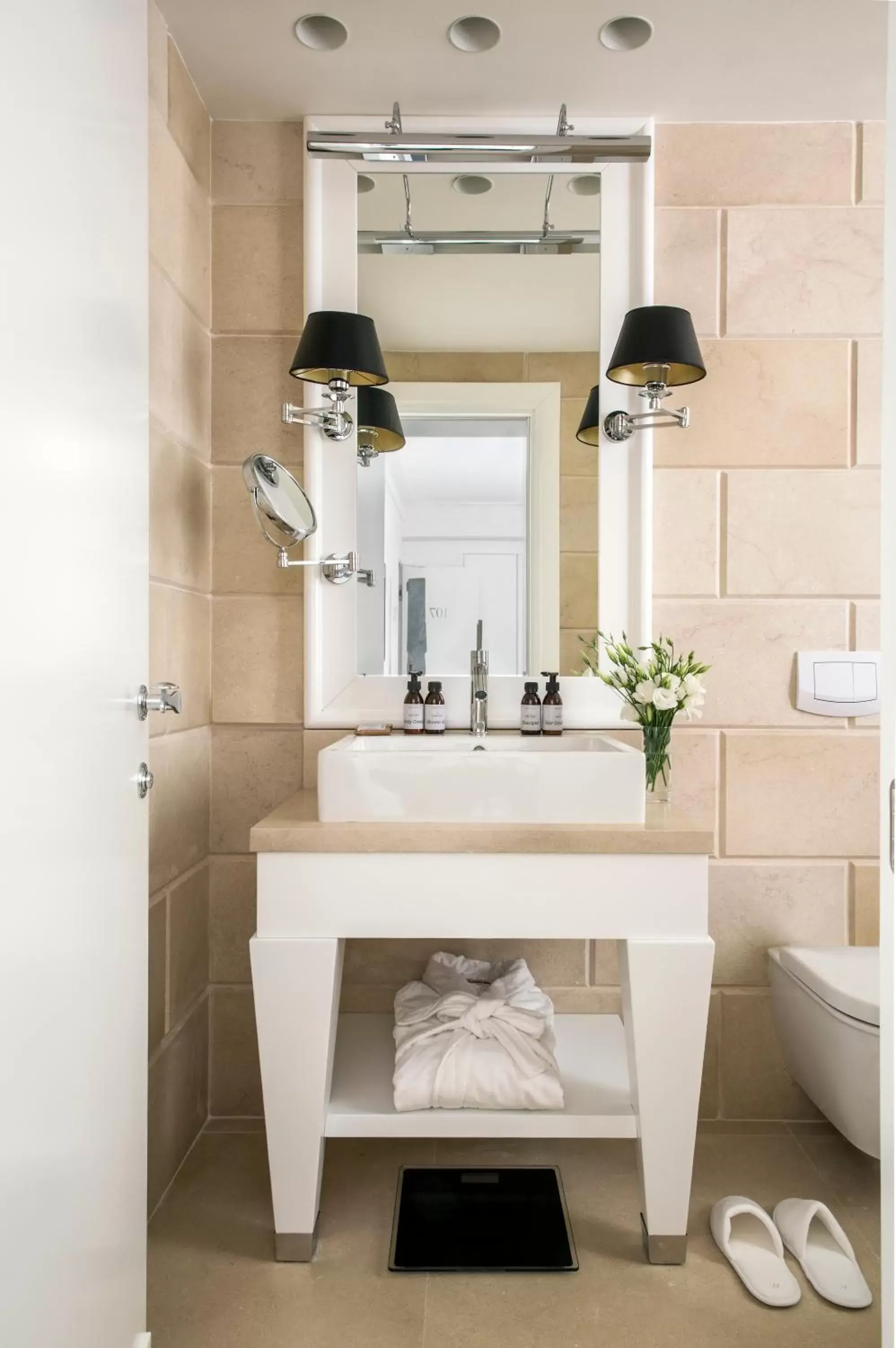 Grand Deluxe Double Room in White Villa Tel Aviv Hotel Grand Deluxe Double Room in White Villa Tel Aviv Hotel