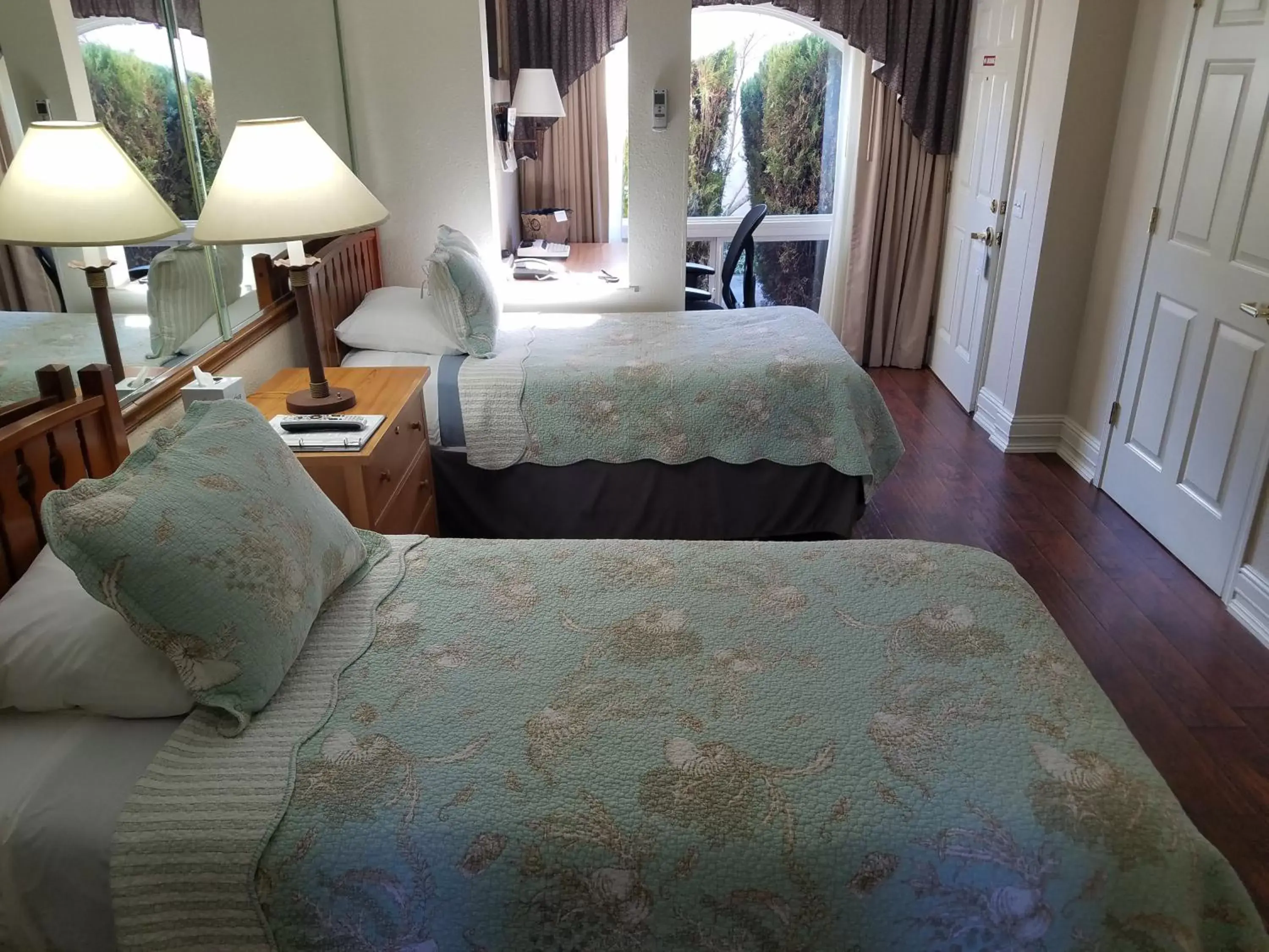 Bed in Los Gatos Garden Inn Hotel