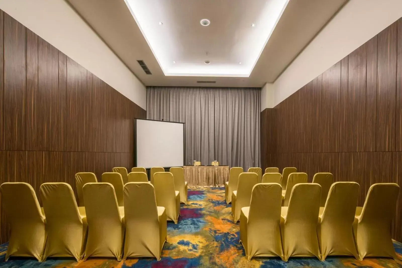 Meeting/conference room in Luminor Hotel Pecenongan Jakarta By WH