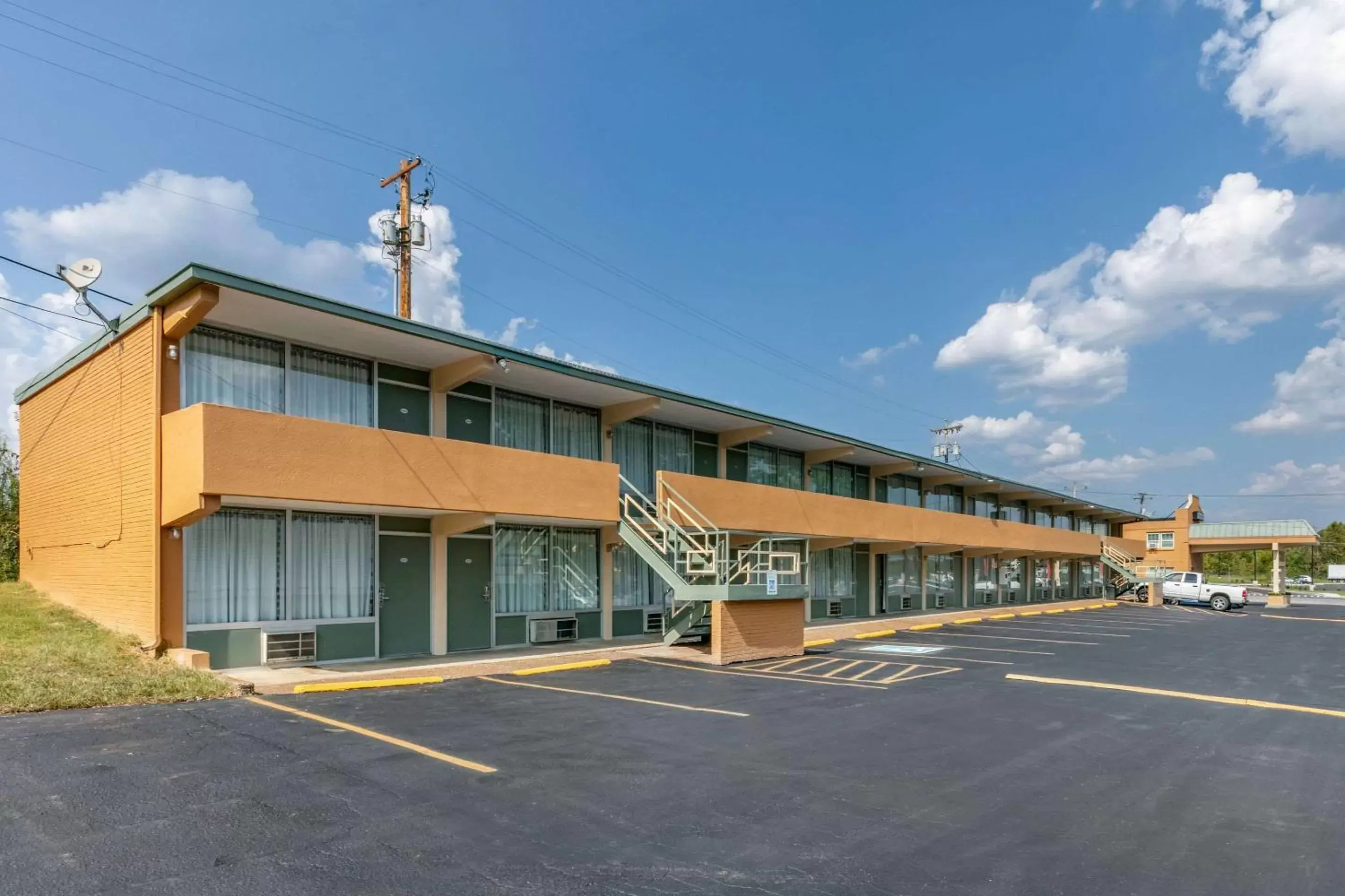 Property Building in Rodeway Inn