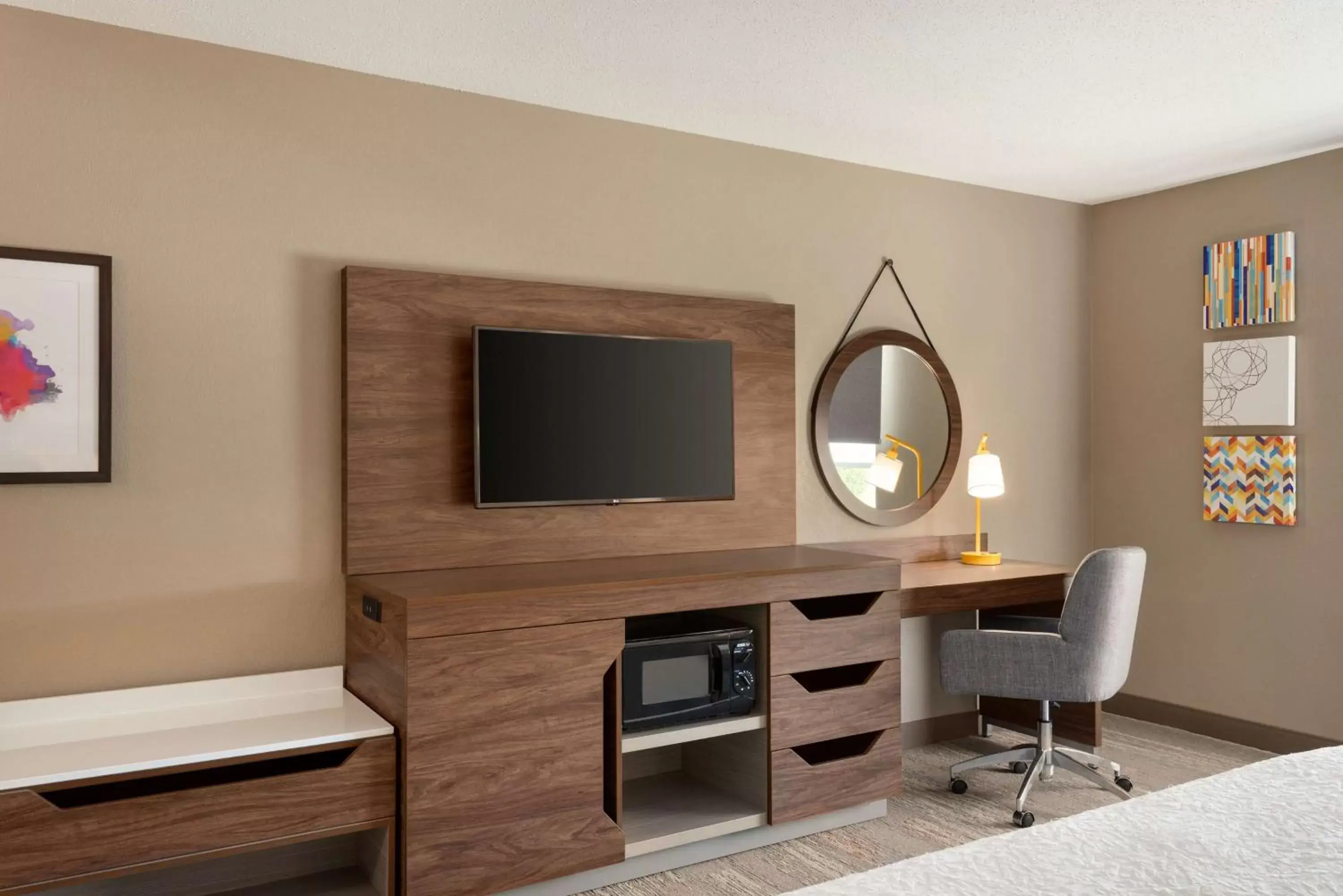 Bedroom, TV/Entertainment Center in Hampton Inn St. Louis-Columbia