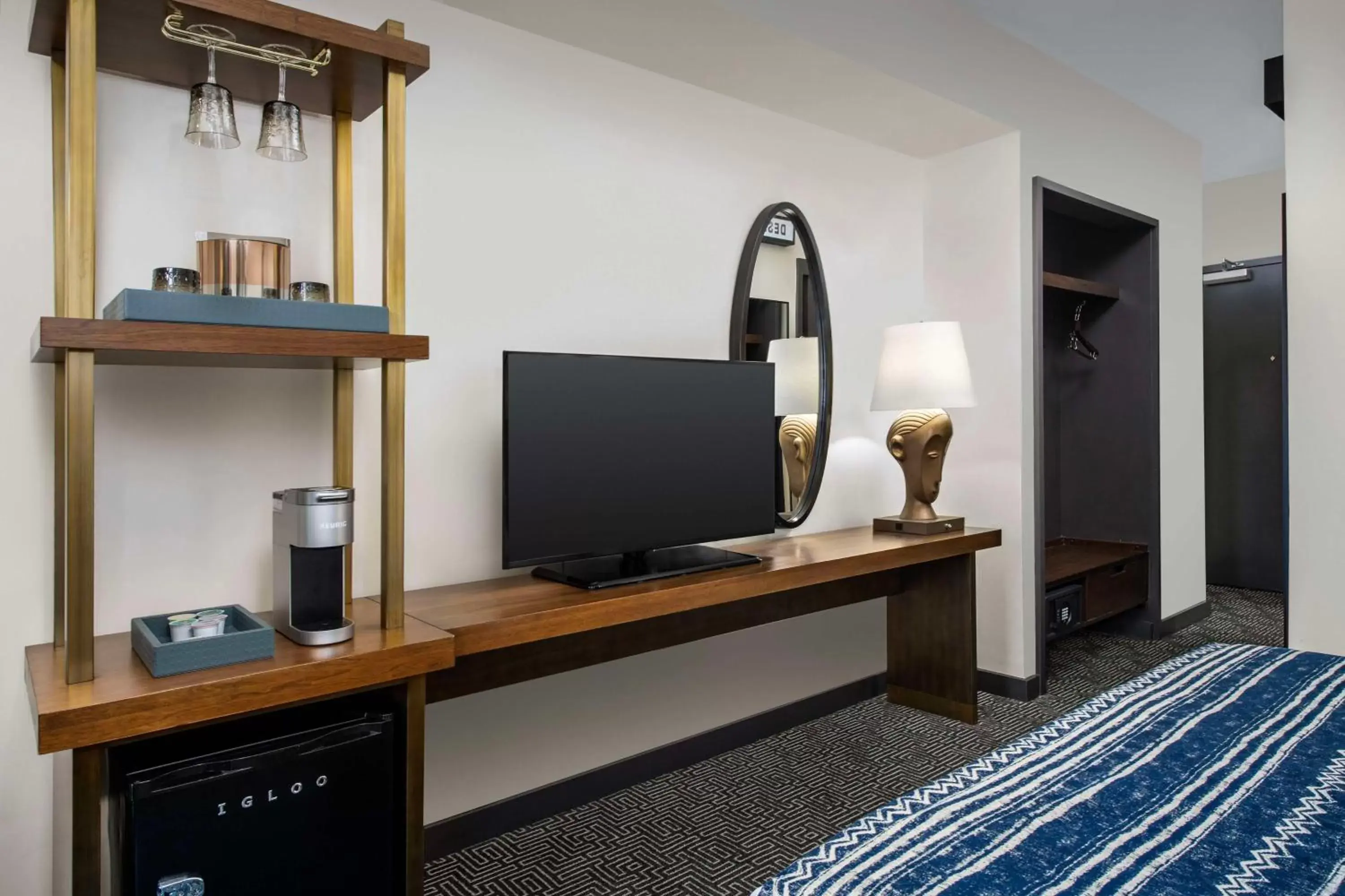 Bed, TV/Entertainment Center in Troubadour Hotel New Orleans, Tapestry Collection By Hilton