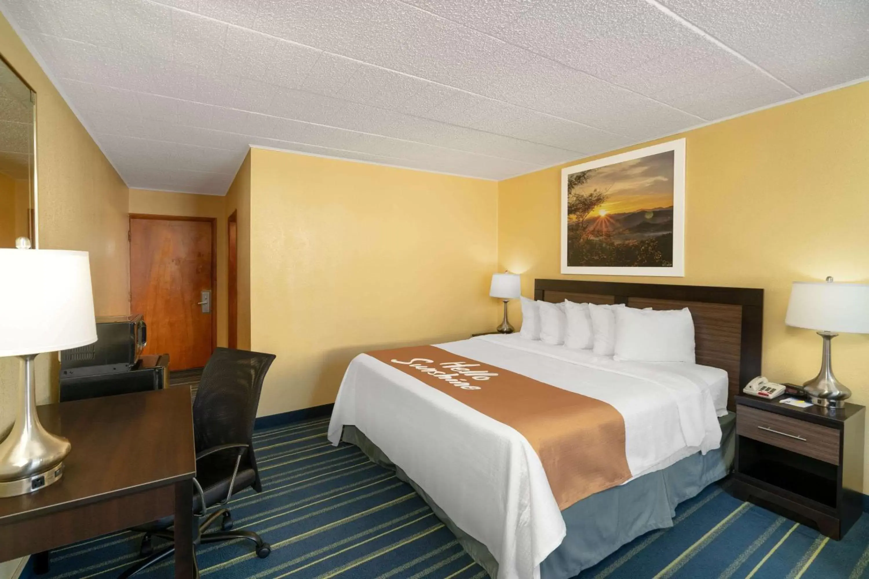 Photo of the whole room, Bed in Days Inn by Wyndham Scranton PA